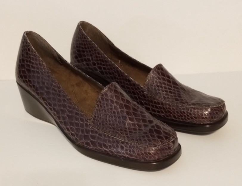 WOMEN’S 9M AEROSOLES BURGUNDY LEATHER FINAL EXAM WEDGE LOAFERS CROCODILE PRINT