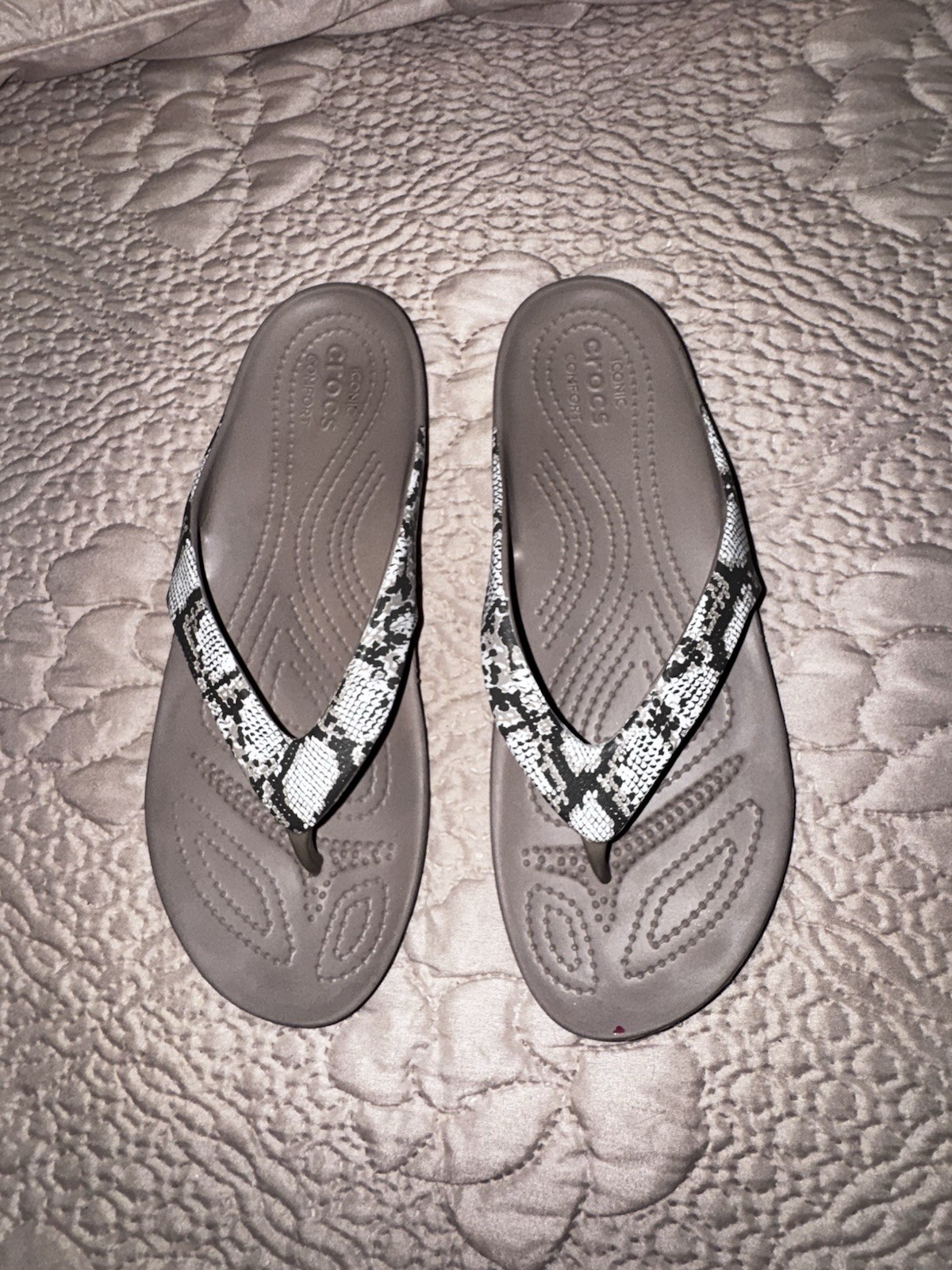 CROCS KADEE II SNAKE PRINT FLIP FLOPS THONGS SANDALS SIZE 8