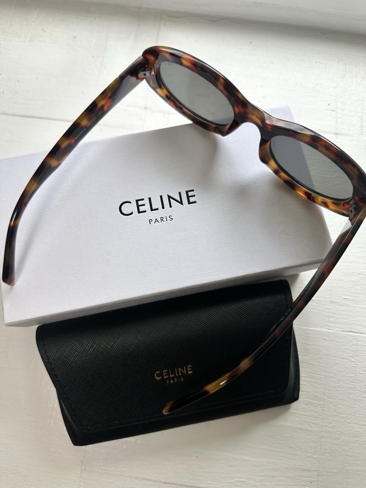 Authentic CELINE Triomphe 01 CL40194U Oval Round Tortoise Sunglasses
