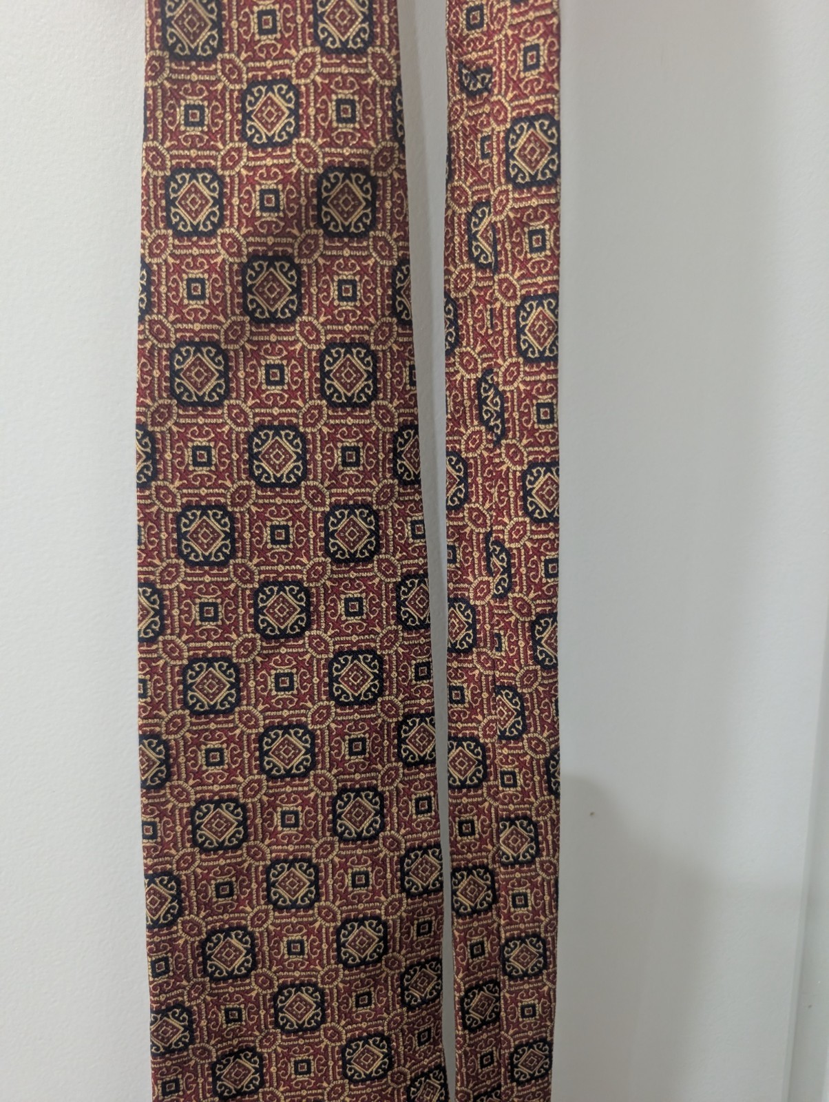 Chaps Ralph Lauren Men’s 100% Silk Woven Geometric Burgundy Tie w/ Logo