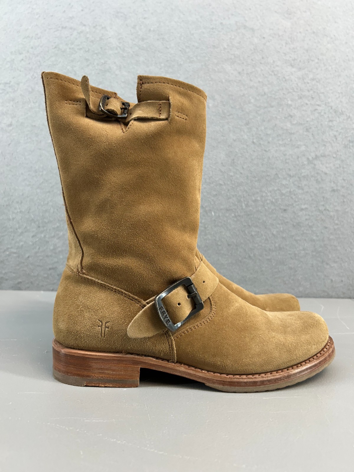 FRYE Veronica Short Suede Boots Women’s Size 7 Camel Tan Moto Engineer Buckle
