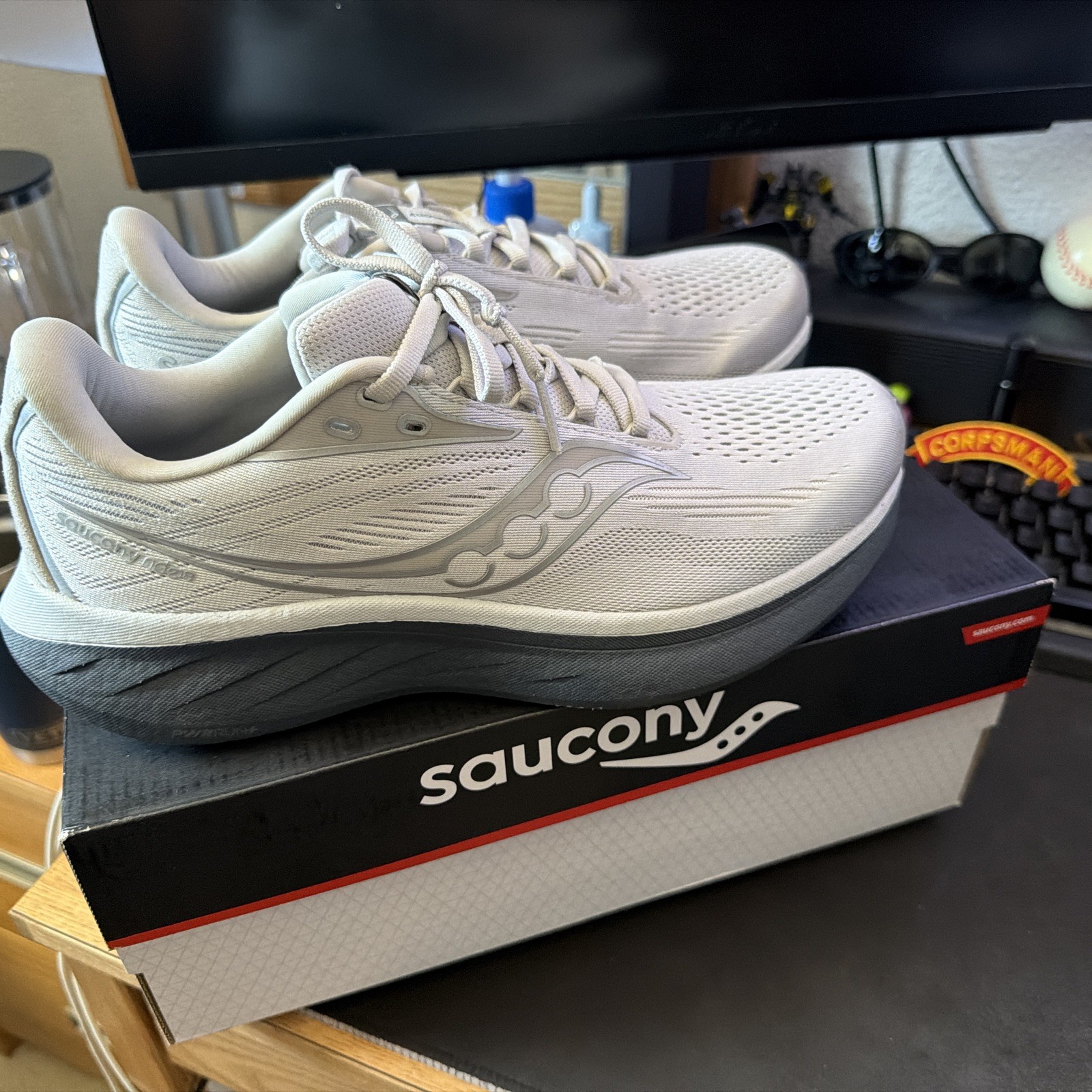 Saucony Ride 18 Men’s Size 8.5 White/Grey Running Shoes EUC w/ Original Box
