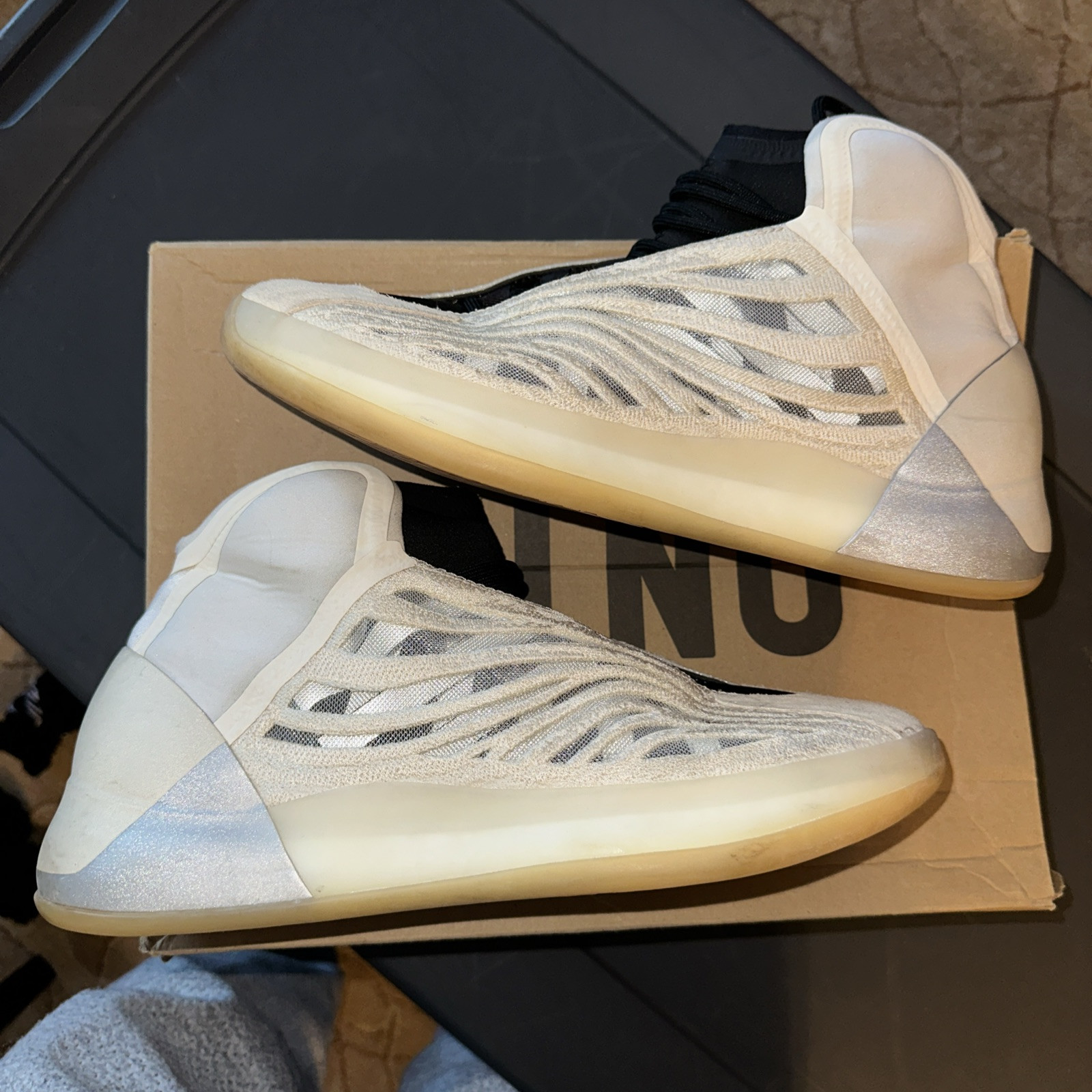 US 11.5 Adidas Yeezy QNTM Men’s Mist Slate Tan Black Boost Sneakers – NIB HQ2085