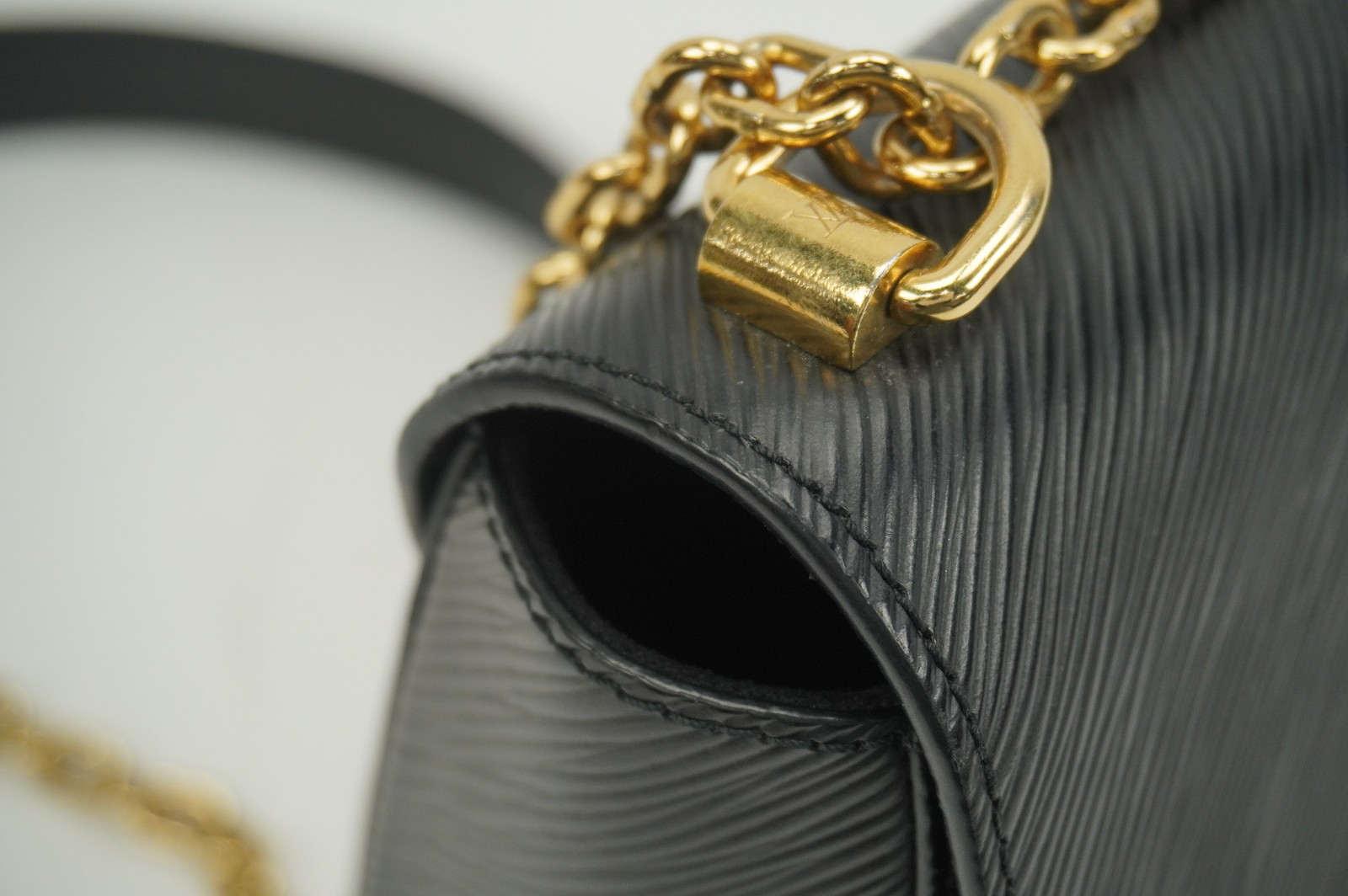 Louis Vuitton Twist MM M21554 Black Epi Leather Shoulder Bag 9.1″ x 6.7″ x 3.7″