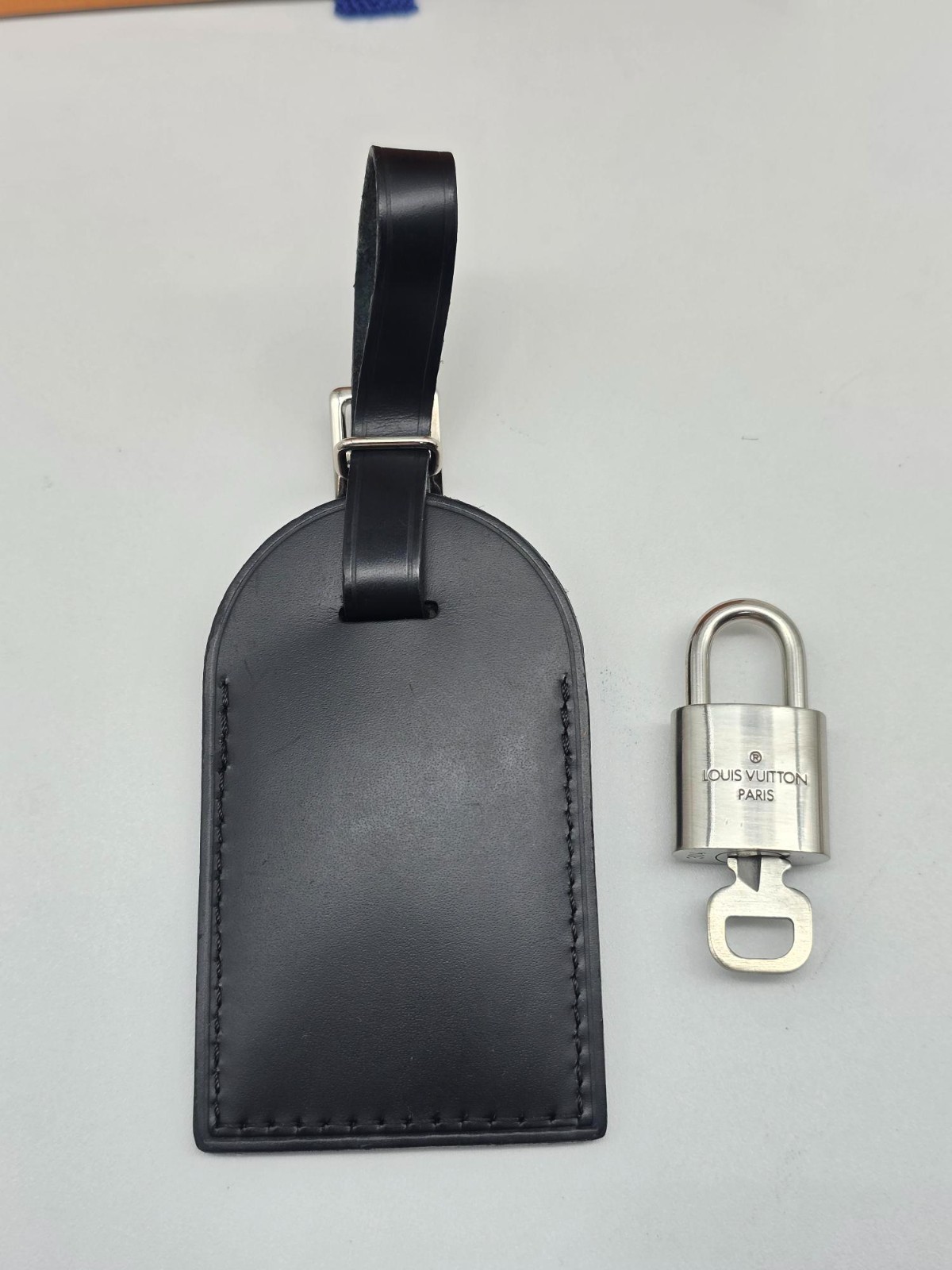 Authentic Louis Vuitton Black Luggage Tag Silver LV Padlock Key & Box