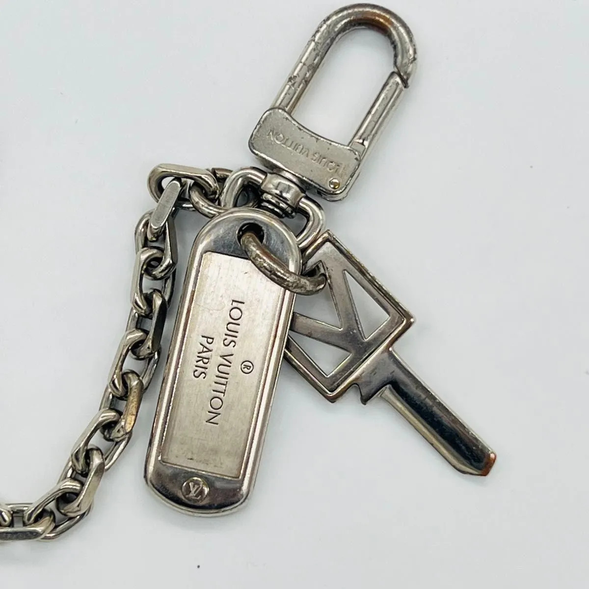LOUIS VUITTON Portefeuille Chaine V Square Charm Wallet Chain M61994