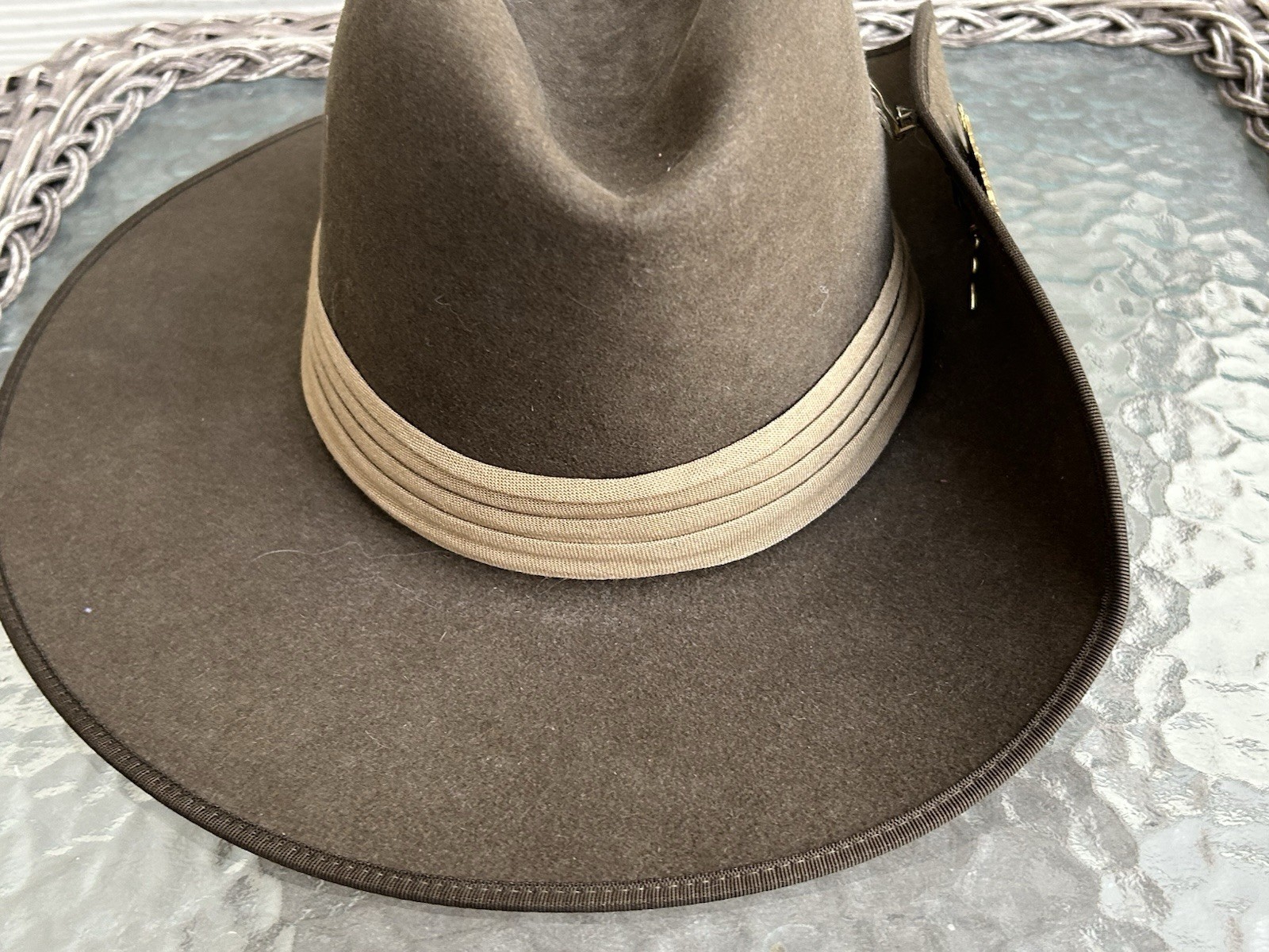 Excellent AKUBRA Pure Fur Felt SLOUCH HAT w/Australia Metal Badge Military sz 55
