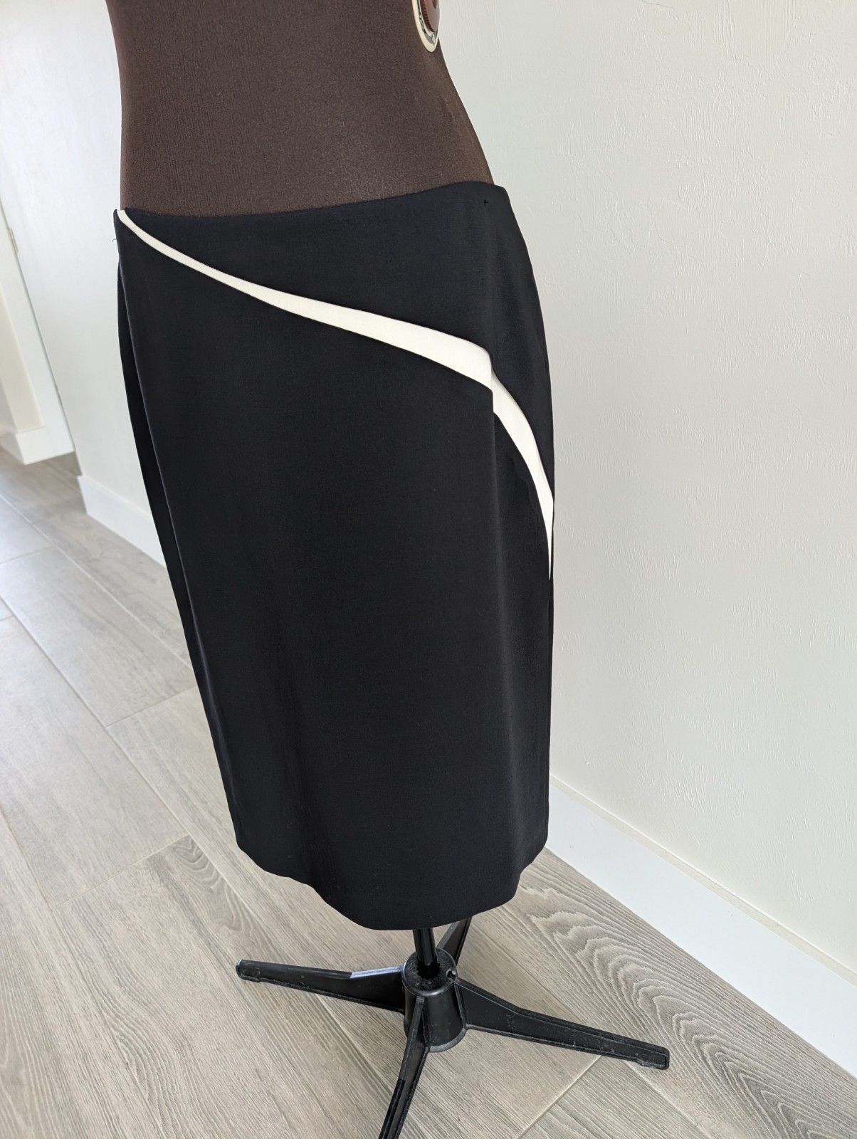 $650 Escada wool black and white straight midi skirt 40 10 L