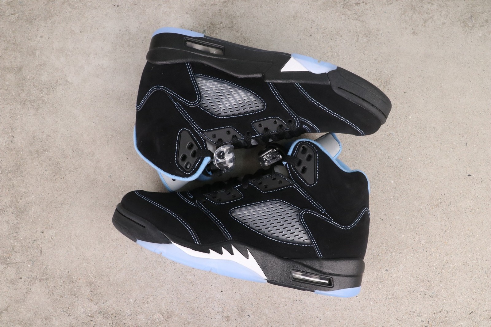 DD0587-008 AJ5 Retro BLACK UNIVERSITY BLUE CAROLINA UNC 2026 NEW