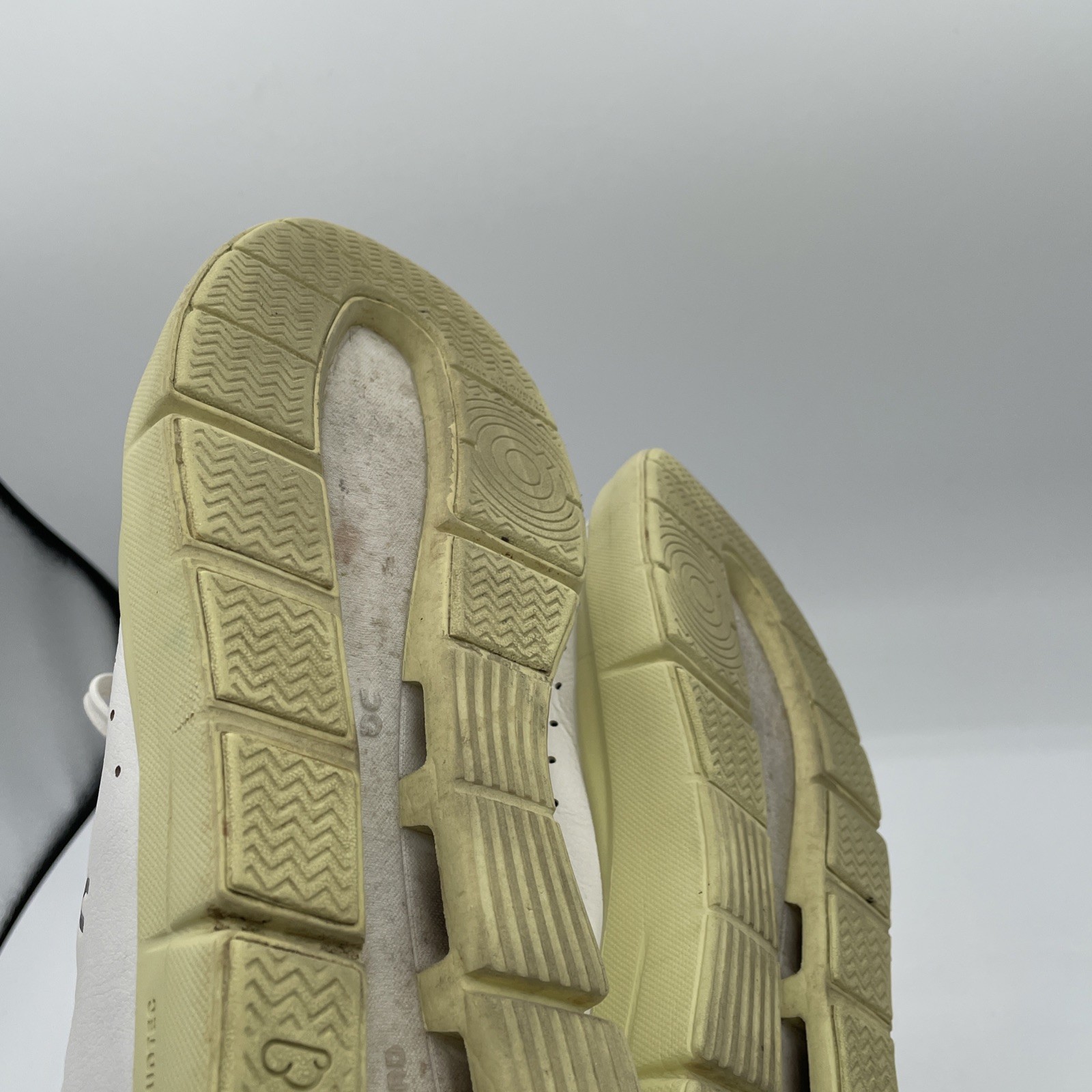 On Cloud The Roger Advantage Sneakers Womens Size 9.5 White & Hay