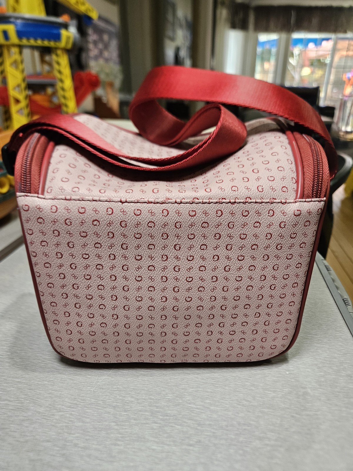 GUESS NEW Lux Lunch Box Insulated Burnaby Travel Red Mo.RCK9834069