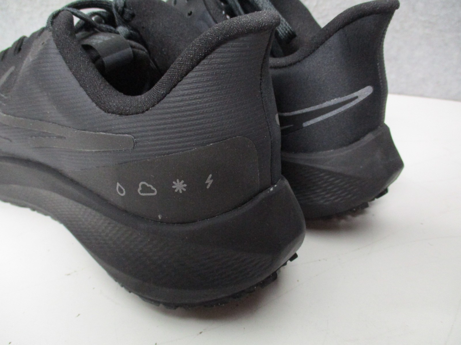 Nike Air Zoom Pegasus 39 Shield Mens Sz 11.5 Black Athletic Shoes DO7625 001
