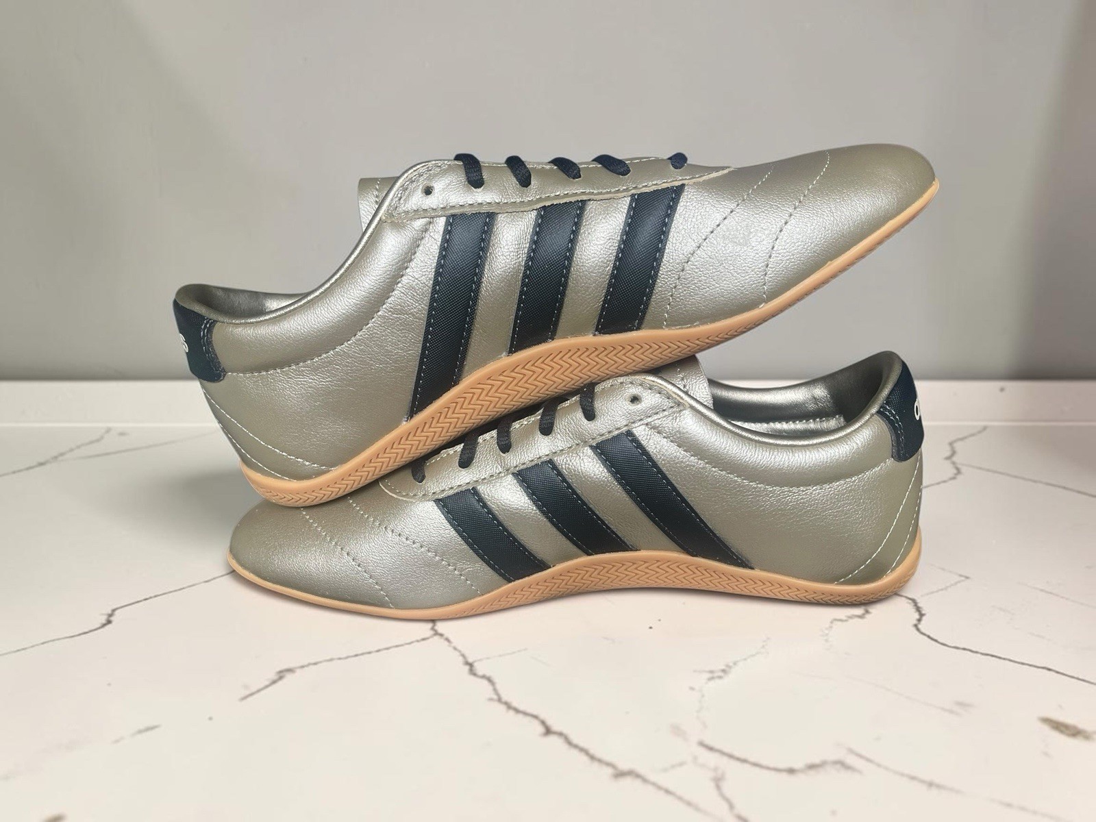 adidas Men’s Low-Top Lace-Up Athletic Sneakers Silver/Black Gum NEW