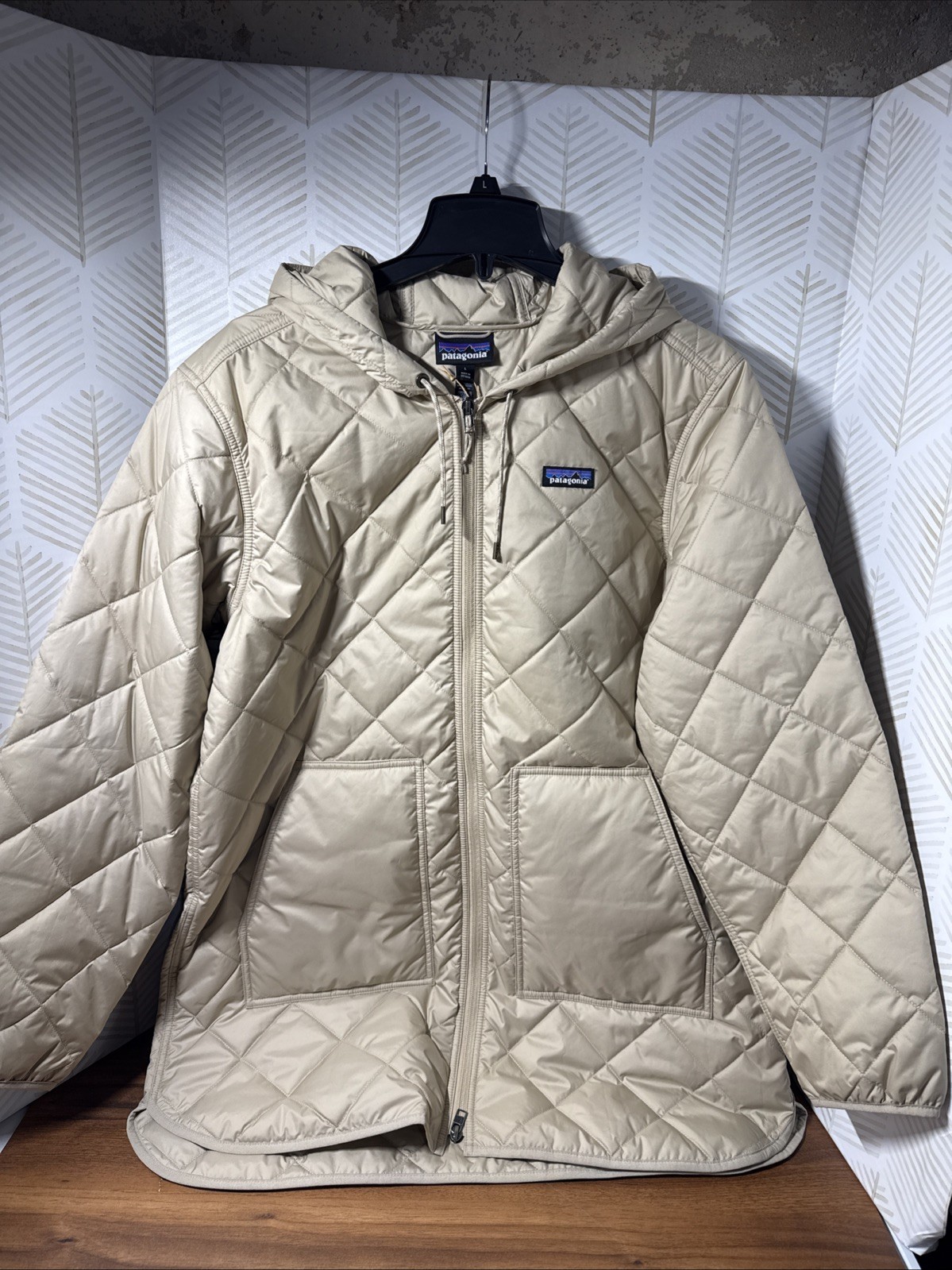 Patagonia Women’s Diamond Quilted Parka – Oar Tan | Large