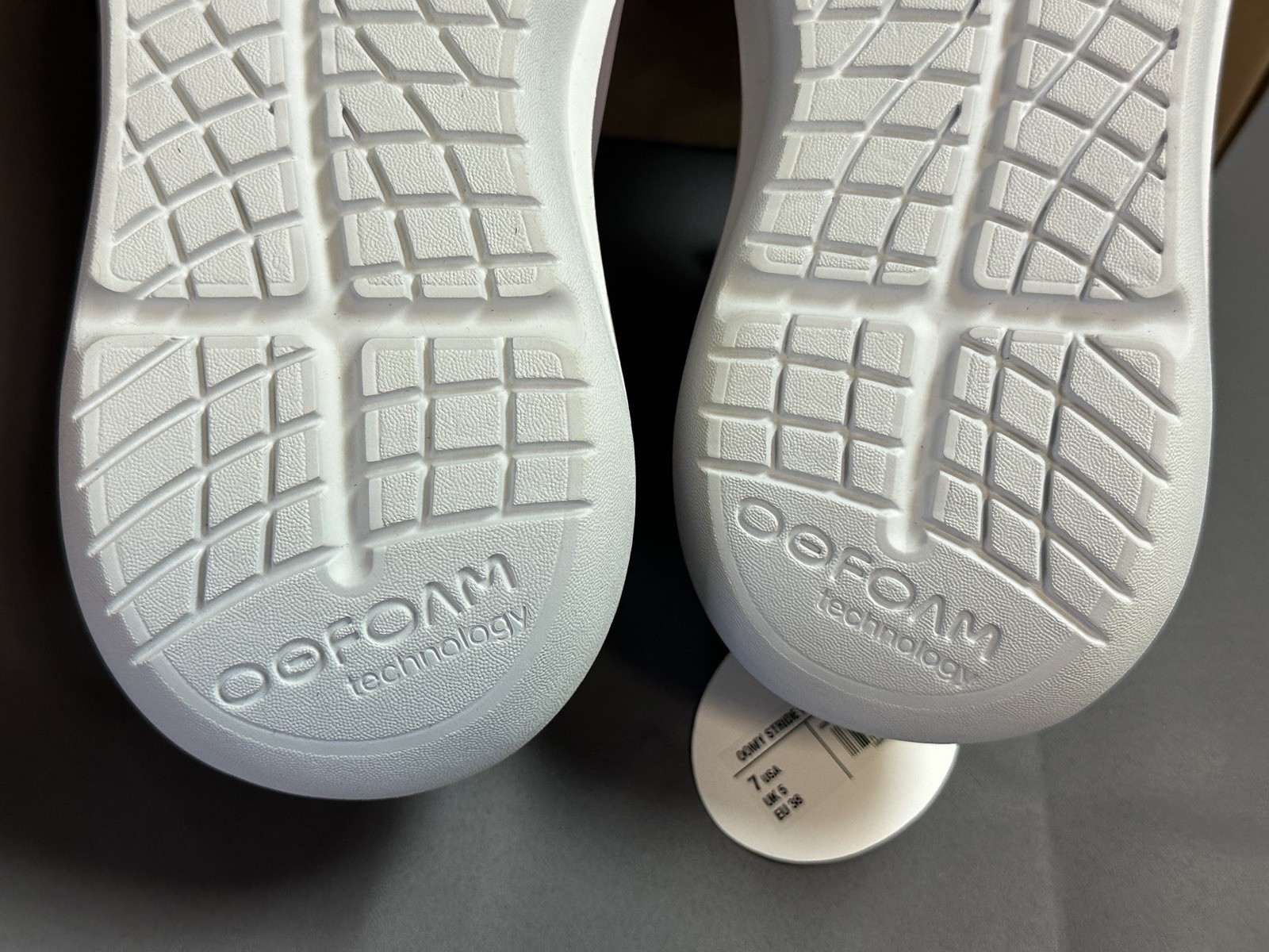 New OOFOS Women’s OOmy Stride in Stardust / White – Recovery Sneakers – Size 7