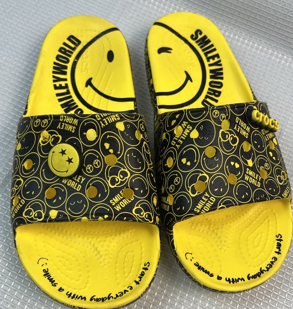 Crocs x SmileyWorld Classic Slide Sandals Yellow Smiley Face – Unisex W9 M7 – Pr