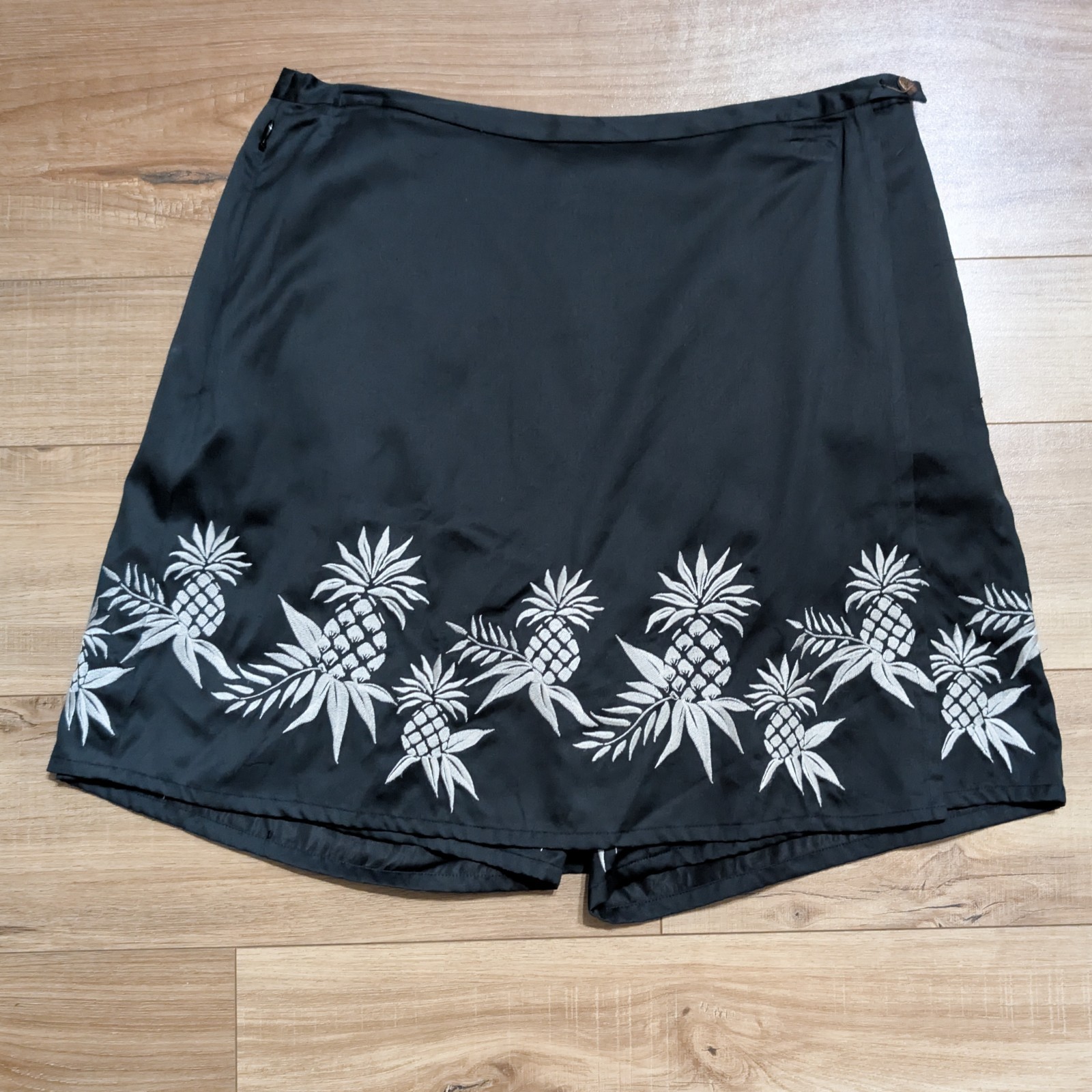 Tommy Bahama Silk Blend Skort 6 Black Embroidered Pineapple Tropical Resort Golf