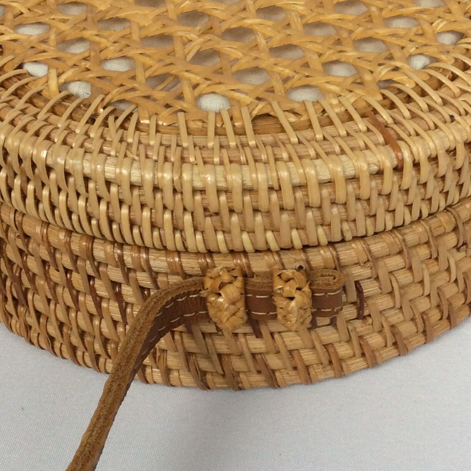 Handmade Rattan Round Crossbody Bag Canning Front Leather Strap Hasp Bow Closure