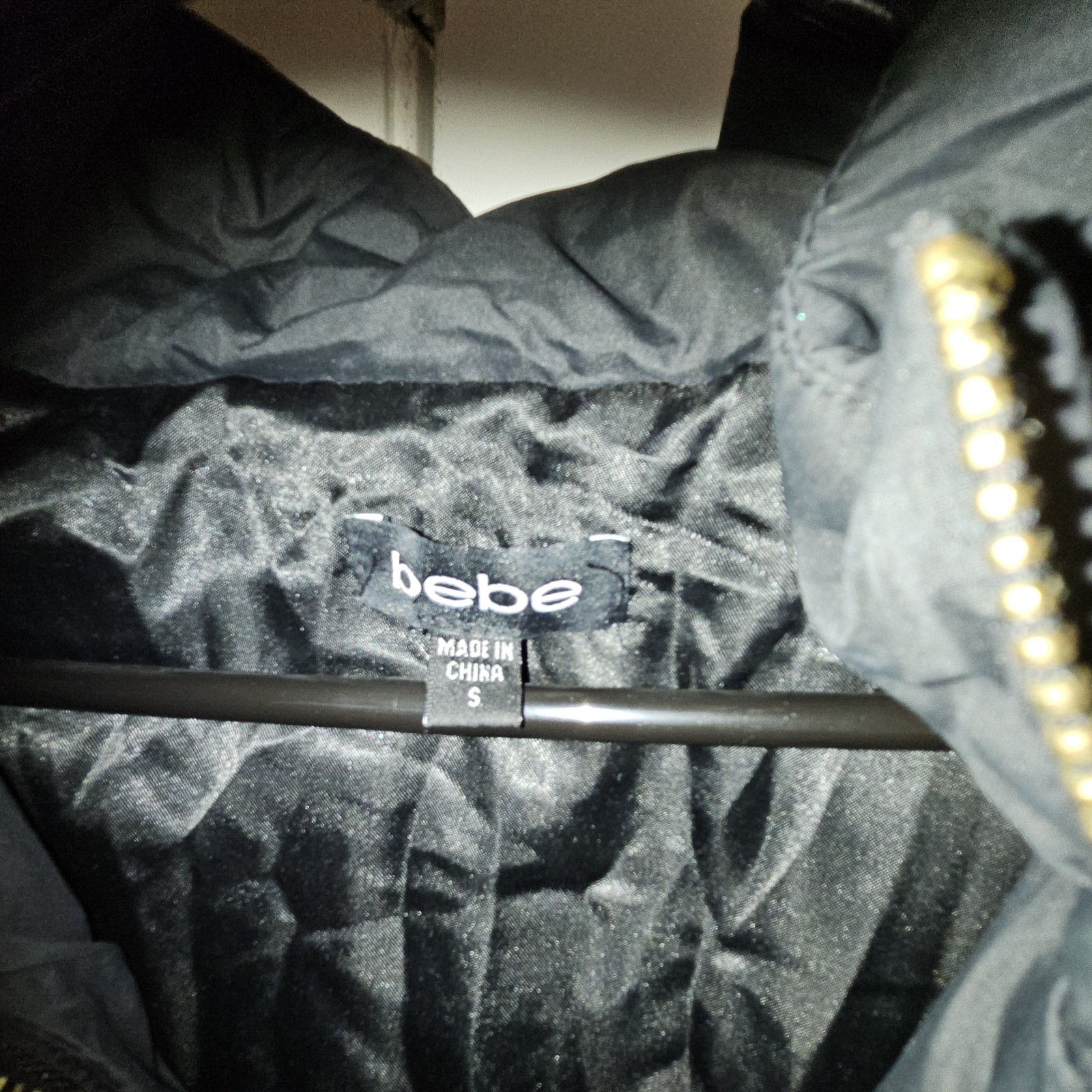 bebe Women’s Black Quilted Puffer Jacket Hood Fur Trim Zip Front Size S