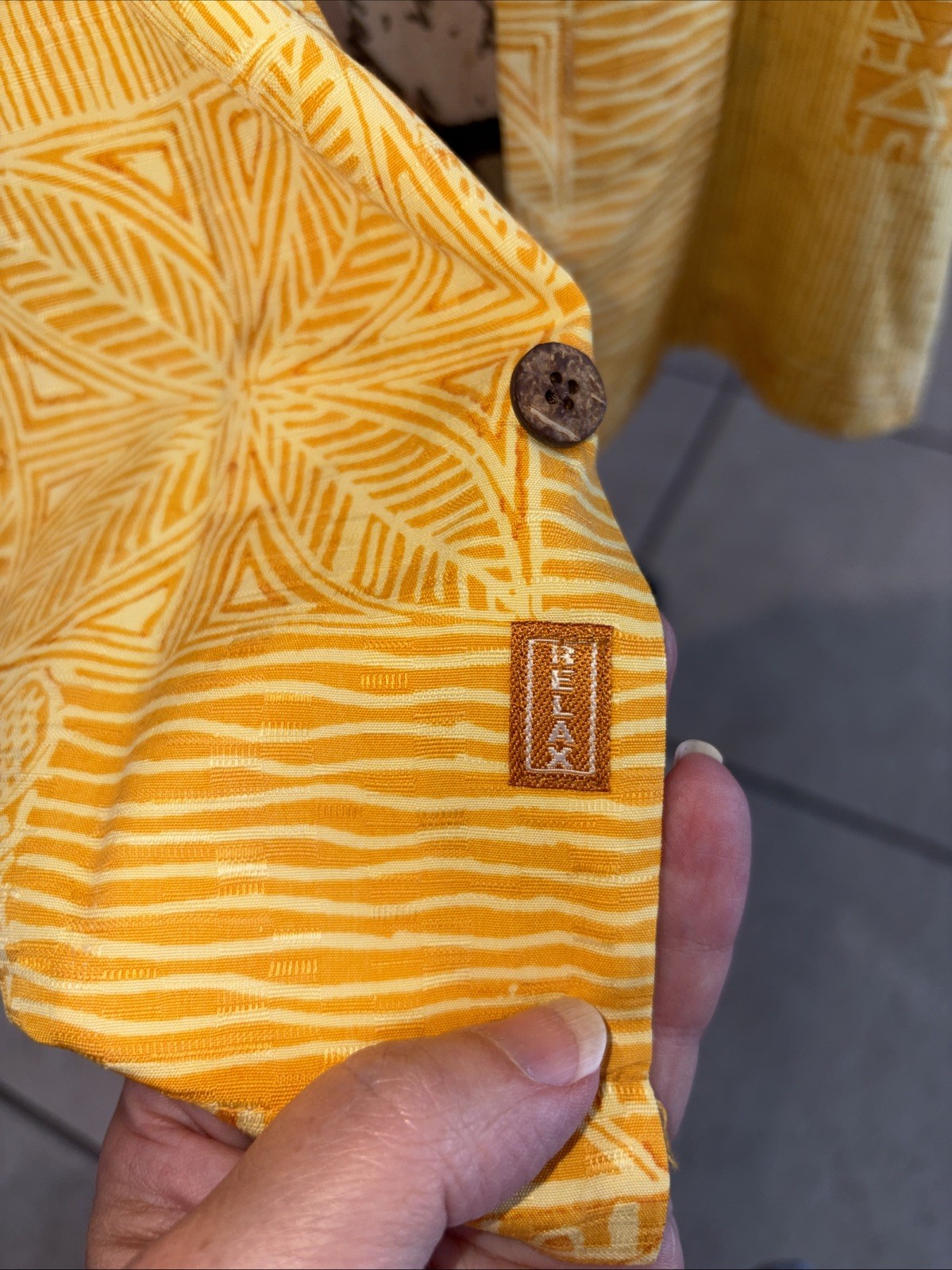 Tommy Bahama Shirt Men’s Large Yellow Pineapple Silk Camp Short Sleeve