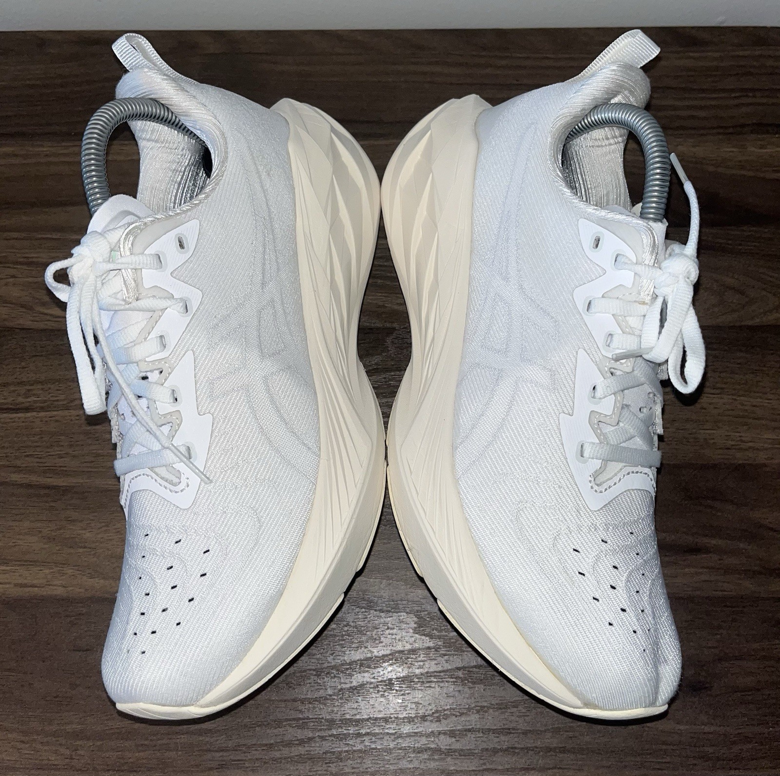 ASICS Novablast 4 Running Sneaker Shoes Women’s White Size US8.5 EU40