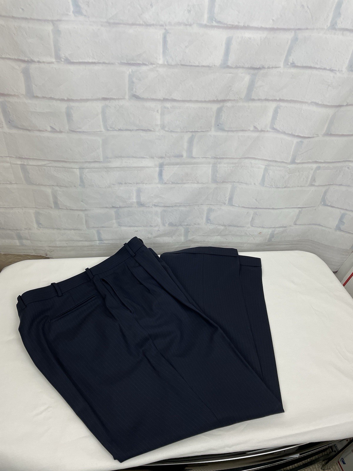 Tom James Corporate Image Men’s Navy Pinstripe Suit Sz 44 R Pants 38 X 29.5