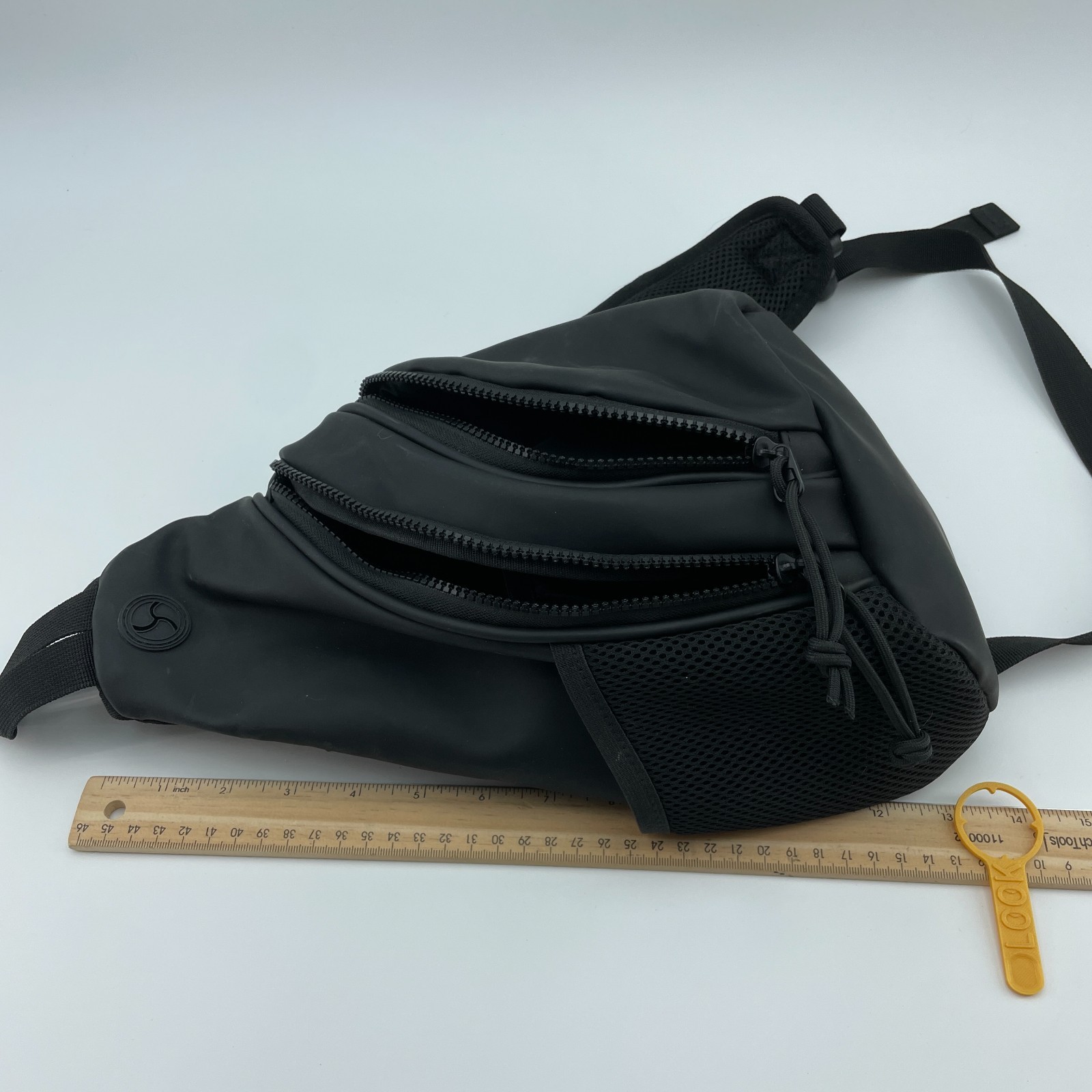 DUCHAMP Sling Backpack Crossbody Bag Black Water Resistant Zippered 13.5in