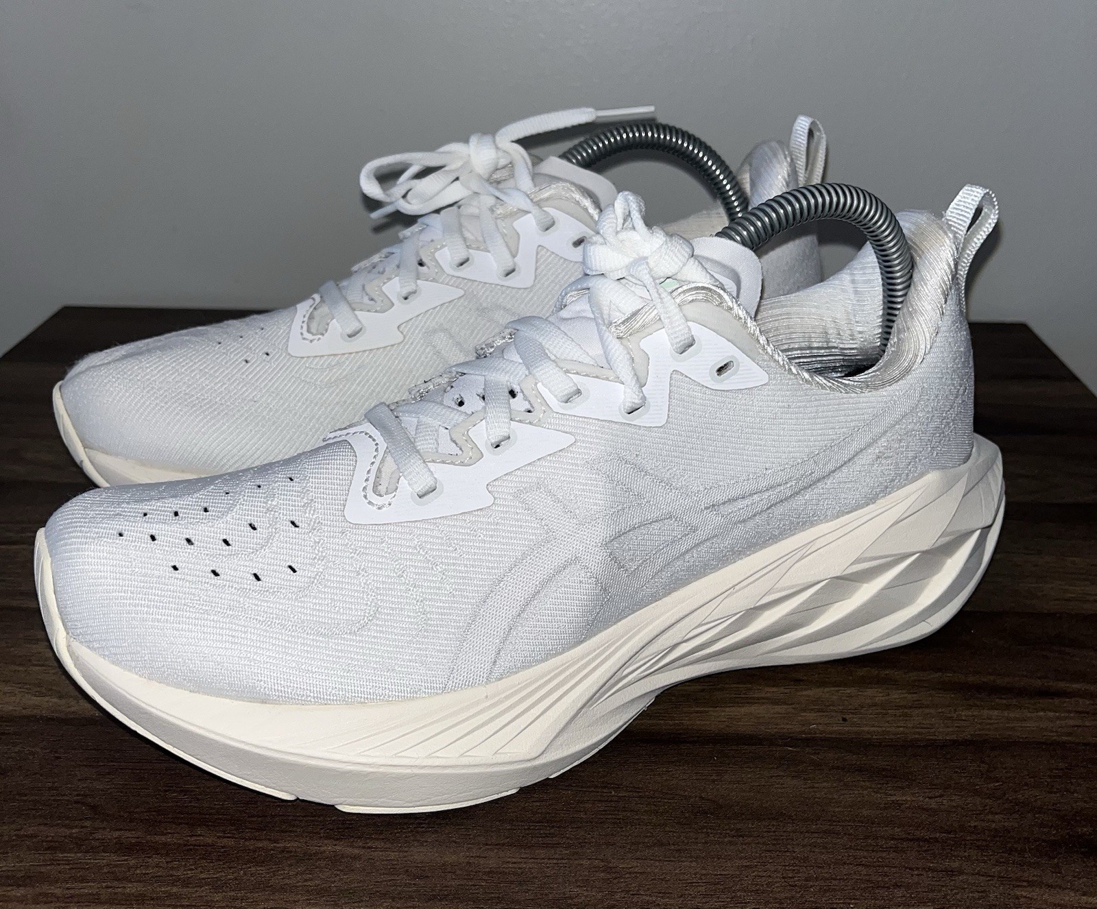 ASICS Novablast 4 Running Sneaker Shoes Women’s White Size US8.5 EU40