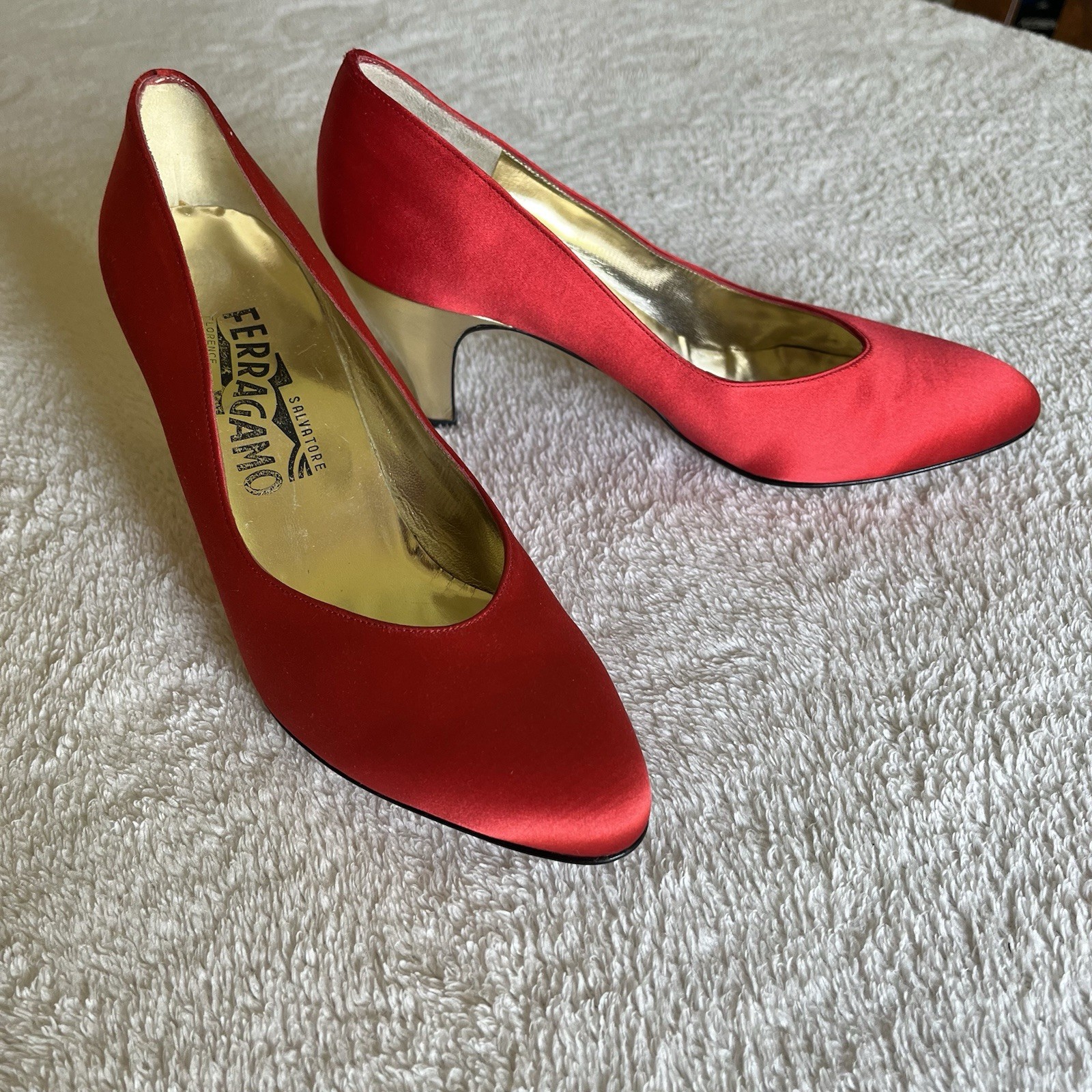 Vintage Salvatore Ferragamo Loredana Red Satin Pumps Gold Size 7B Italy