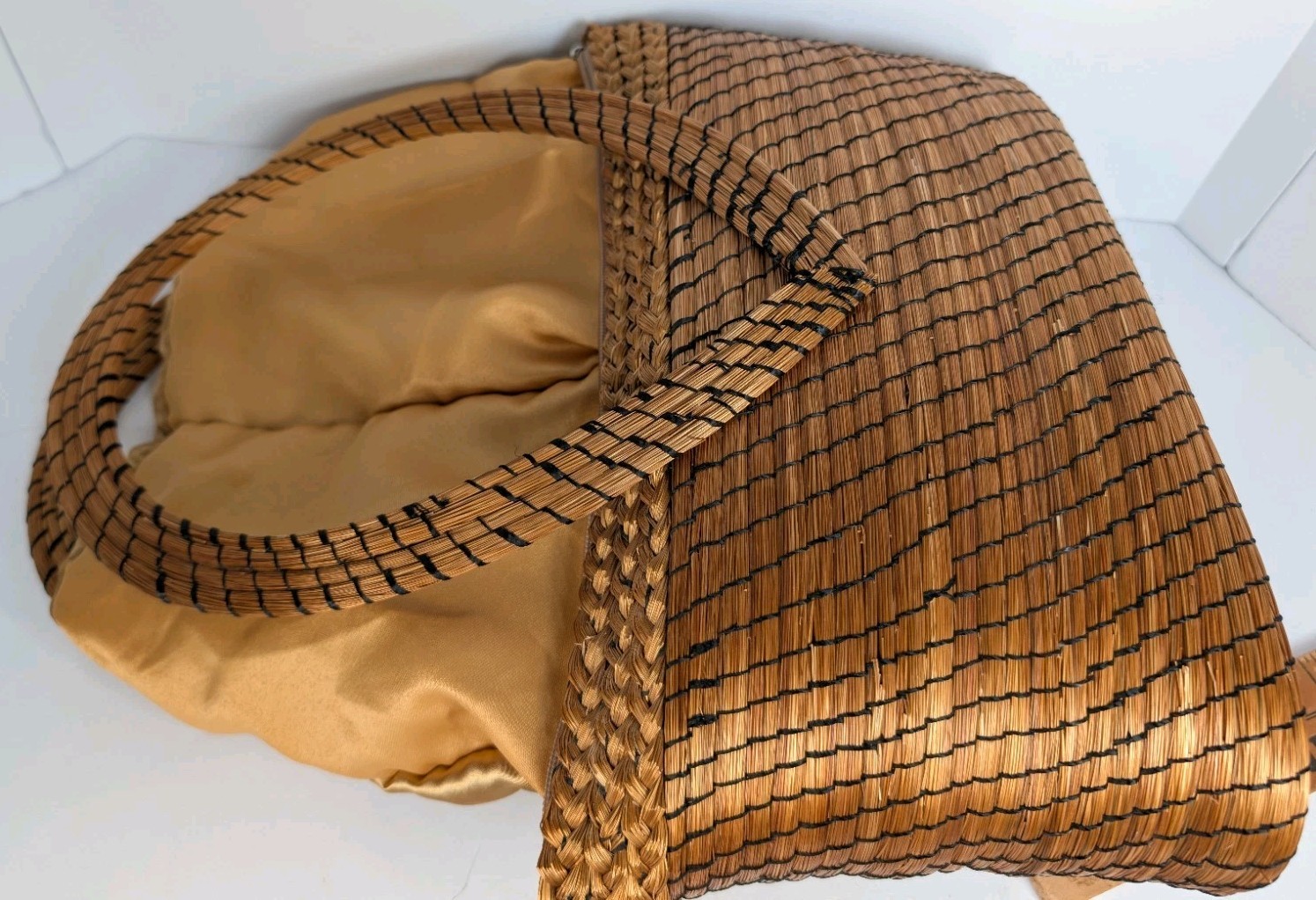 NATURAL STITCHED WEAVED HANDBAG PURSE BOUTIQUE Large Circular Handles Gold Tan
