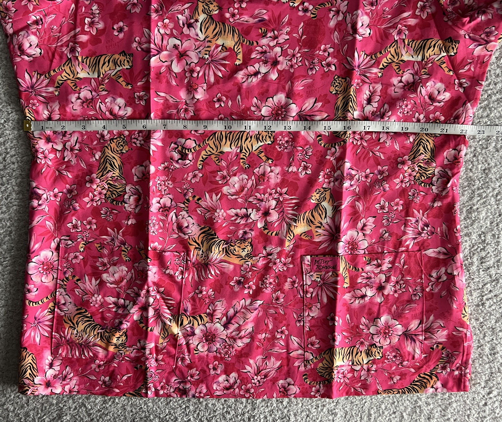 Koi Betsey Johnson Scrub Top Women’s XL Pink Tiger Babe Floral Nursing Medical