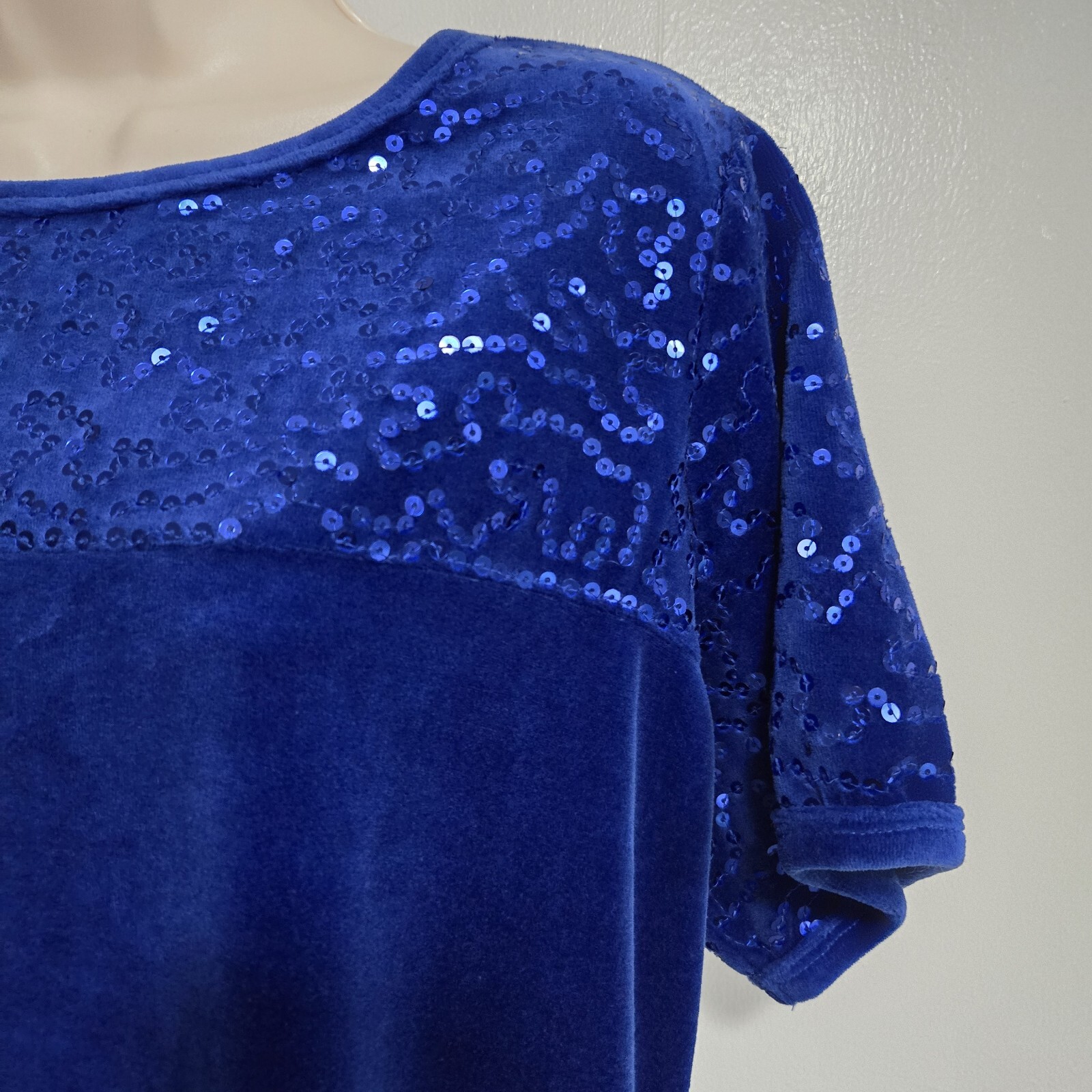 Quacker Factory Size M Cobalt Blue Velvet Sequin Short Sleeve Stretch Knit Top