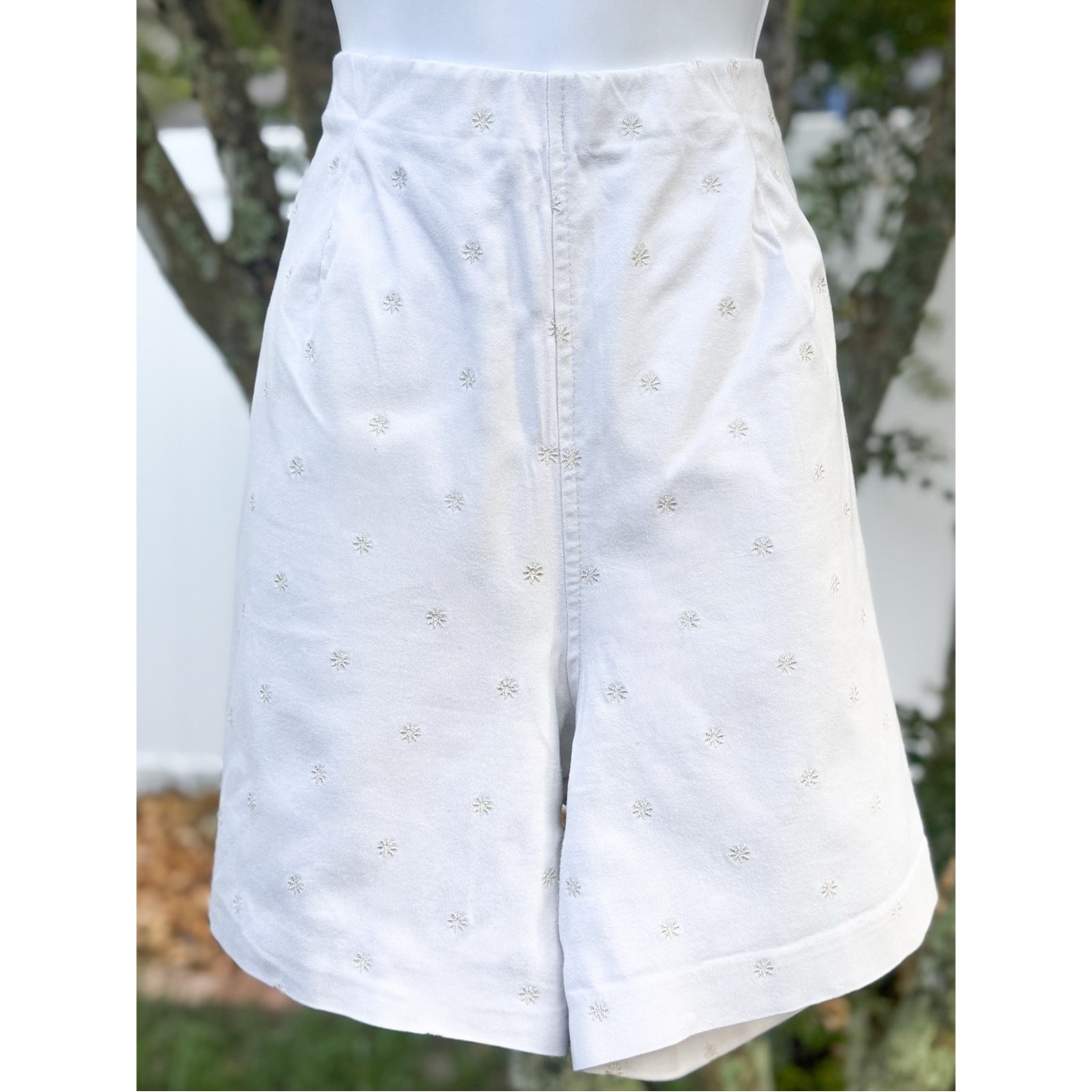DressBarn White Embroidered Shorts Women’s Size 16 Cotton Stretch High Rise