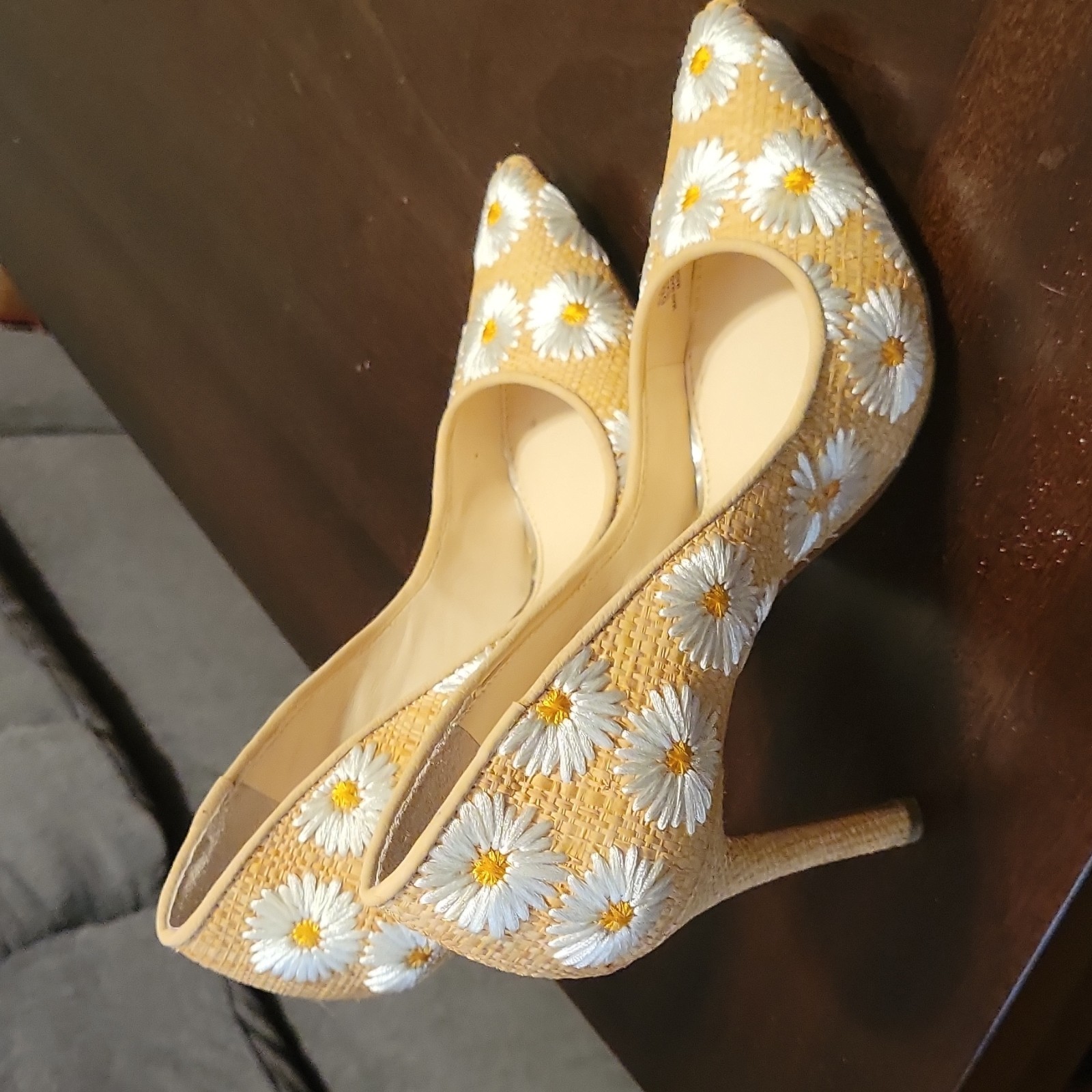 Jessica Simpson Floral Embroidered Pointed Toe Pump Heels Beige/White 6