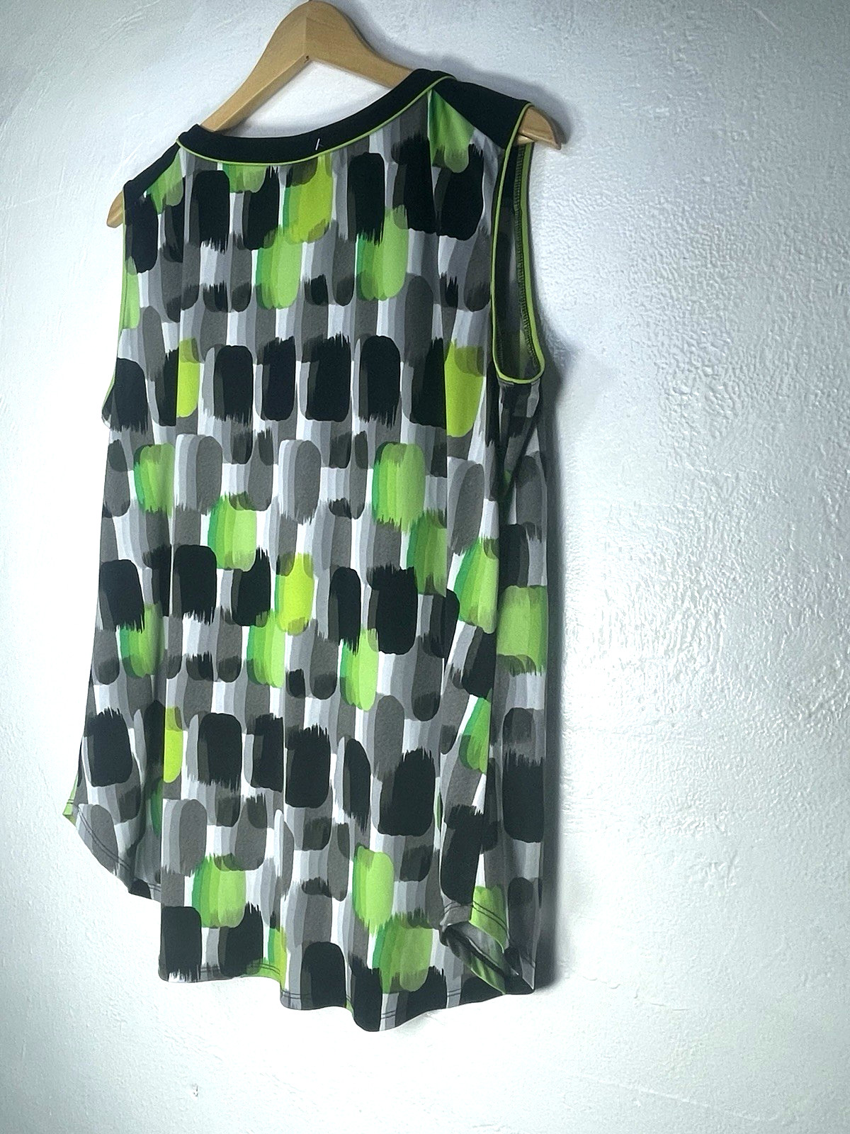 Worthing Womens 1X Sleeveless Blouse Green Black Abstract Print V Neck Career