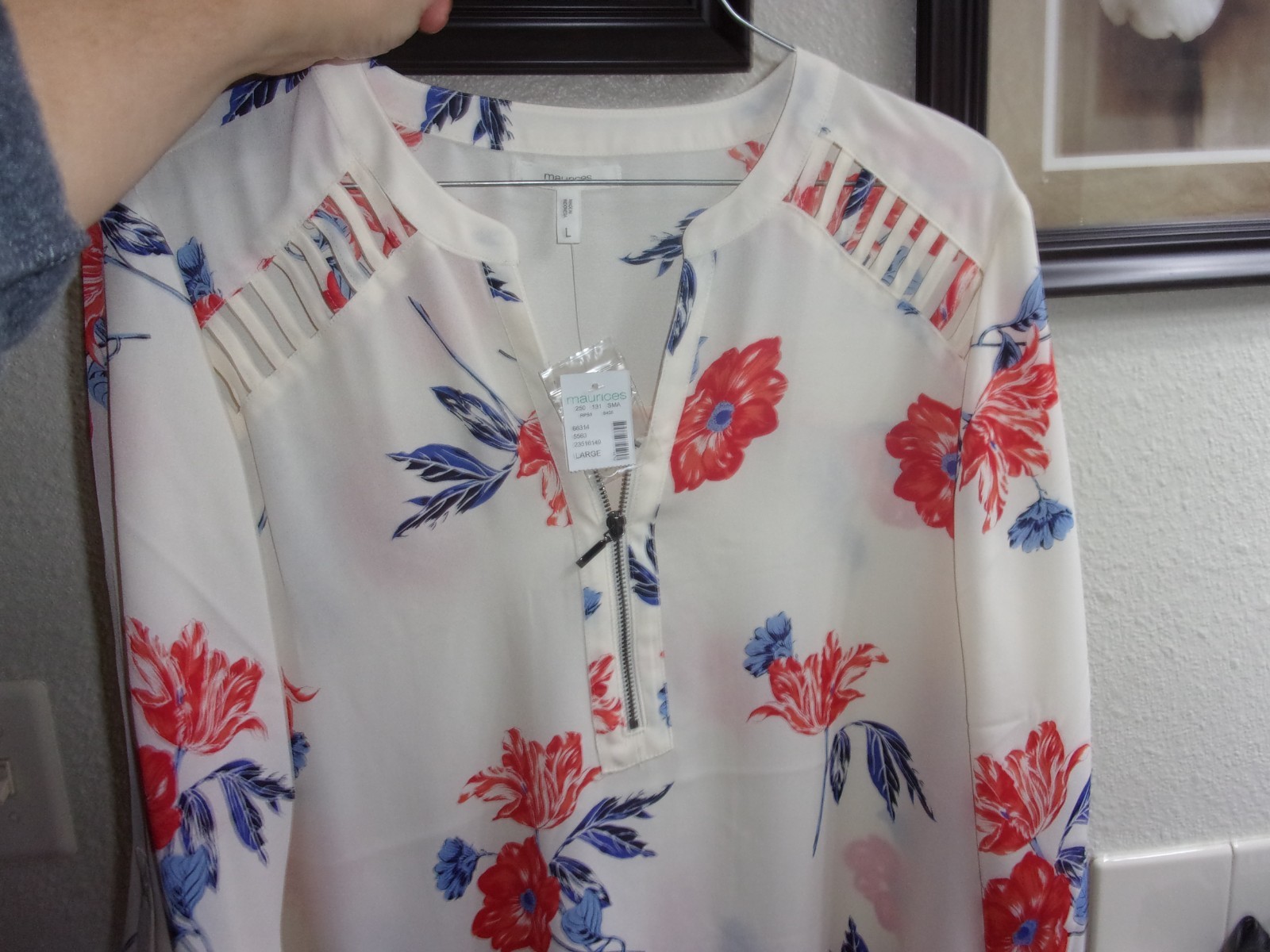 NEW w/Tag ~ Maurices Pretty Flower Blouse w/zipper detail ~ Size “Large”