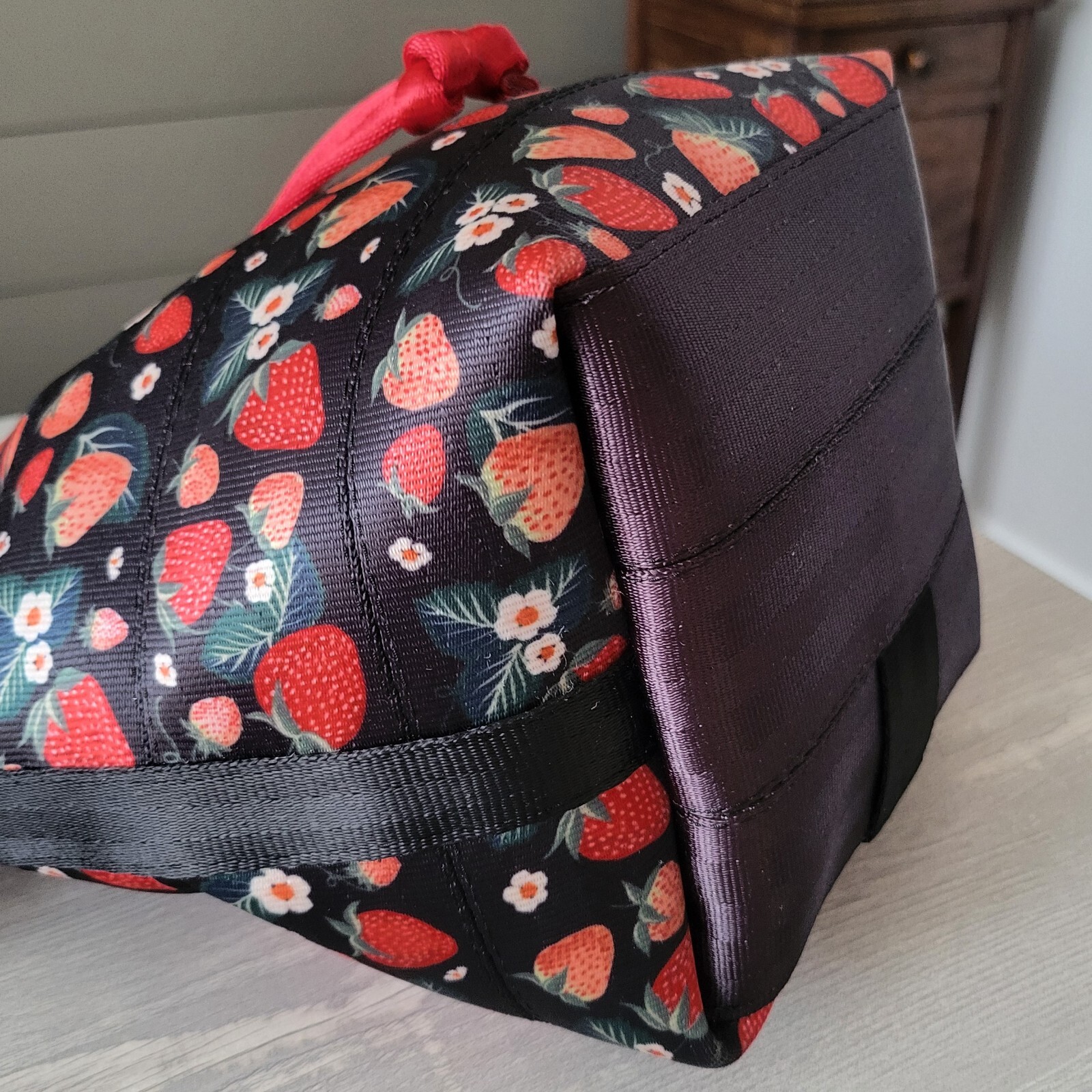 Harveys Strawberry Fields Park Hopper Crossbody Drawstring Bag Black Red EUC