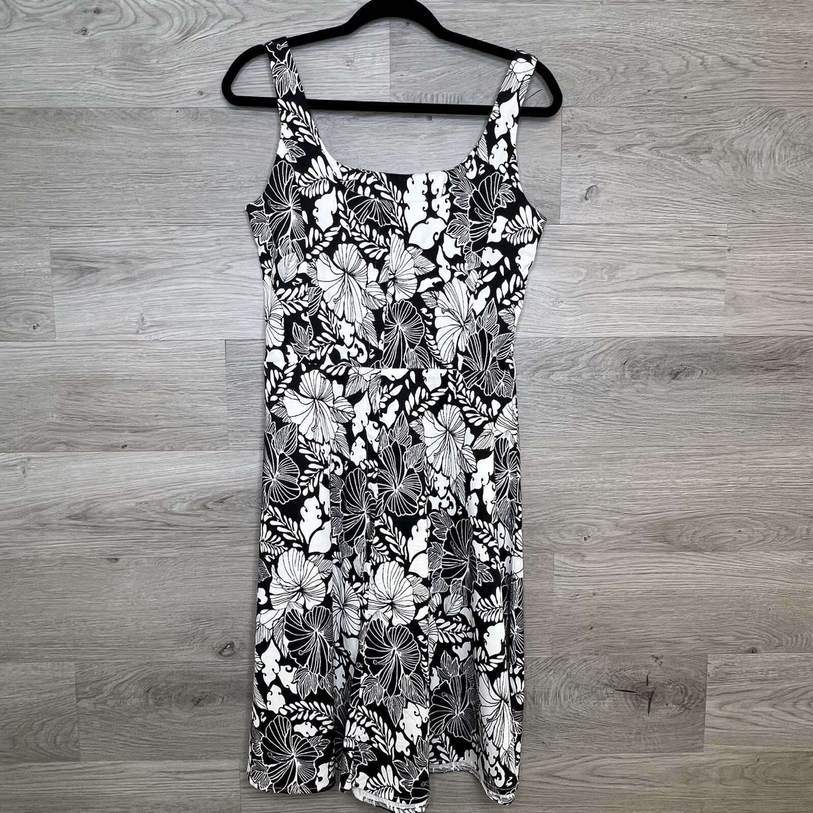 Breakin Loose Womens Sleeveless Dress Floral Fit Flare Belt Black White Size 7/8