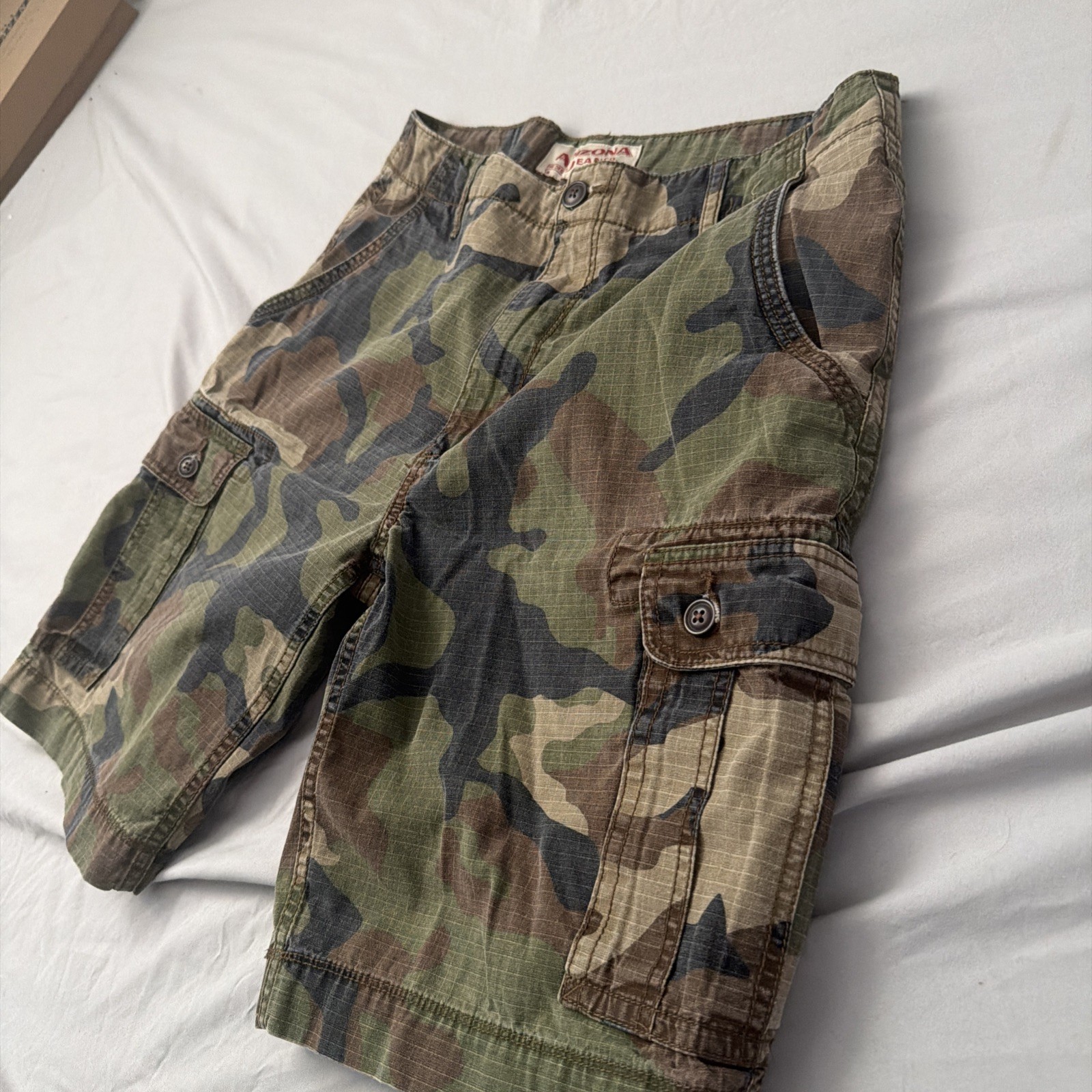 ARIZONA JEANS CO CAMO CARGO SHORTS ( MENS 36 ) PREOWNED