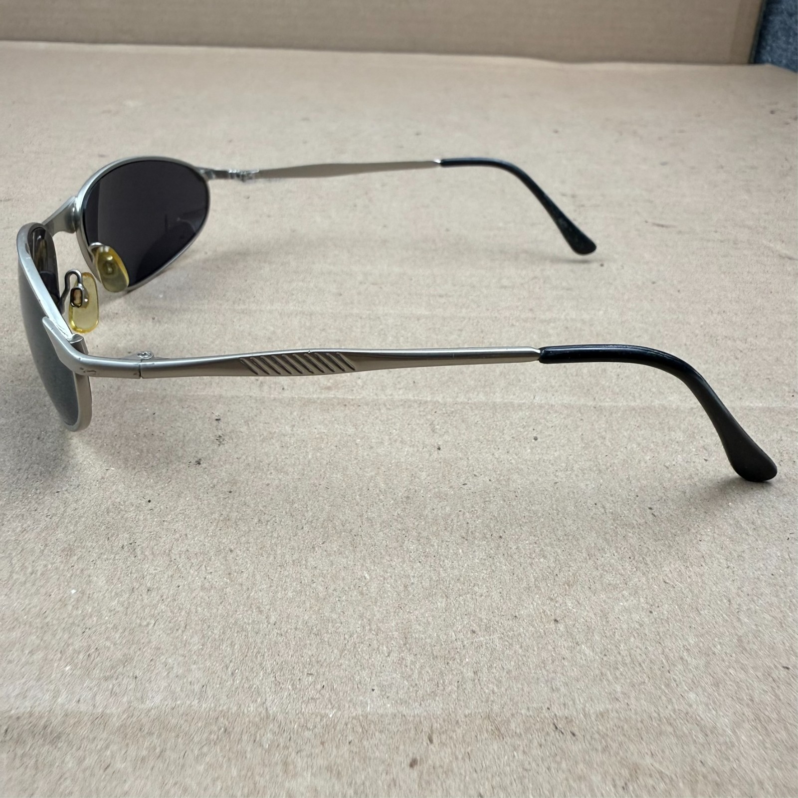 Men’s Vintage Style Silver Frame Sunglasses – DAMAGE: Scratches on Lens