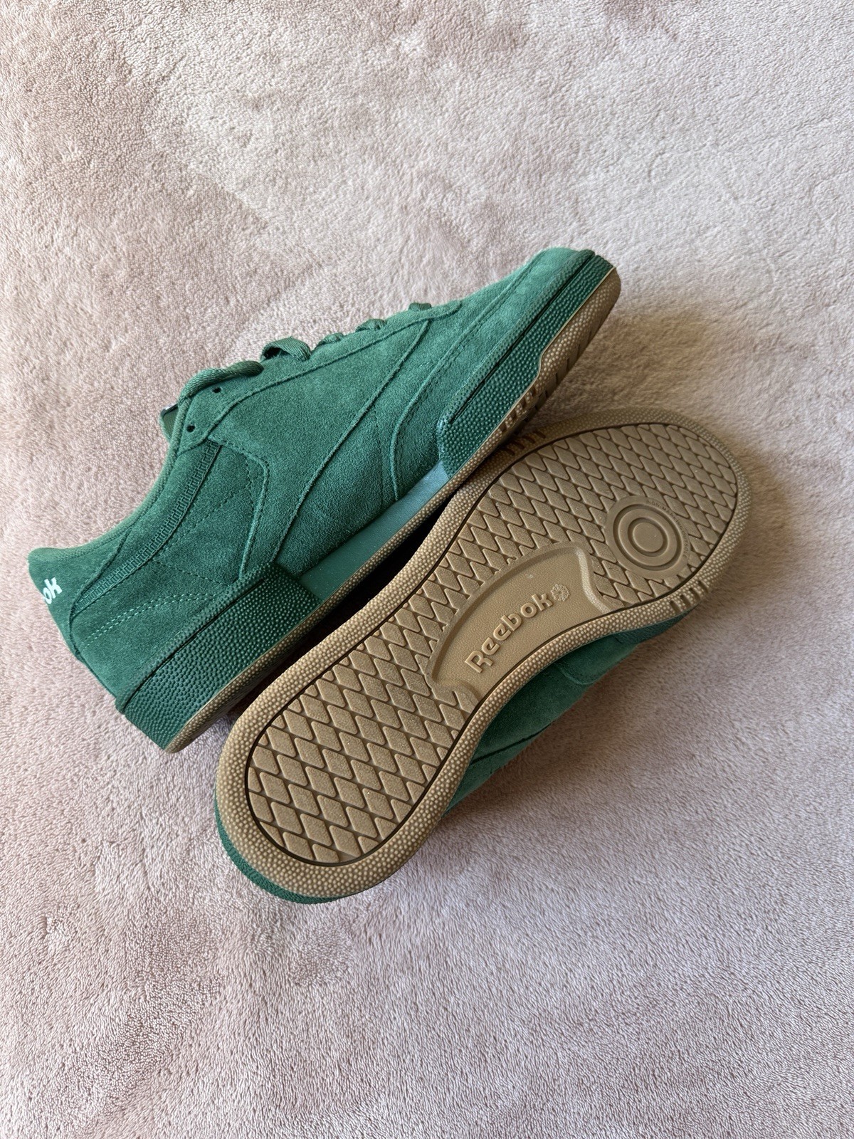 Reebok Classic Green Suede Low-Top Lace-Up Sneakers Gum Rubber Sole