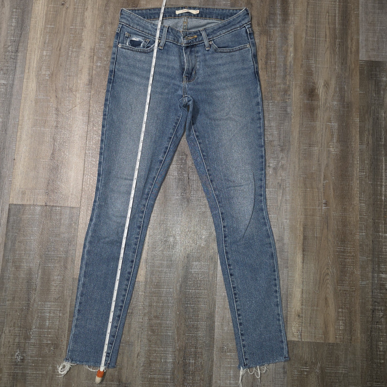 Levi’s 25″ × 27″ 711 Skinny Jean Medium Wash Zipper Mid Rise Cut Off Womens