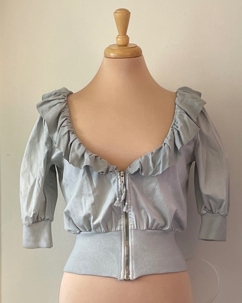 Le Donne Di Size M Soft Gray Ruffled Neckline Cropped Zip Front Top