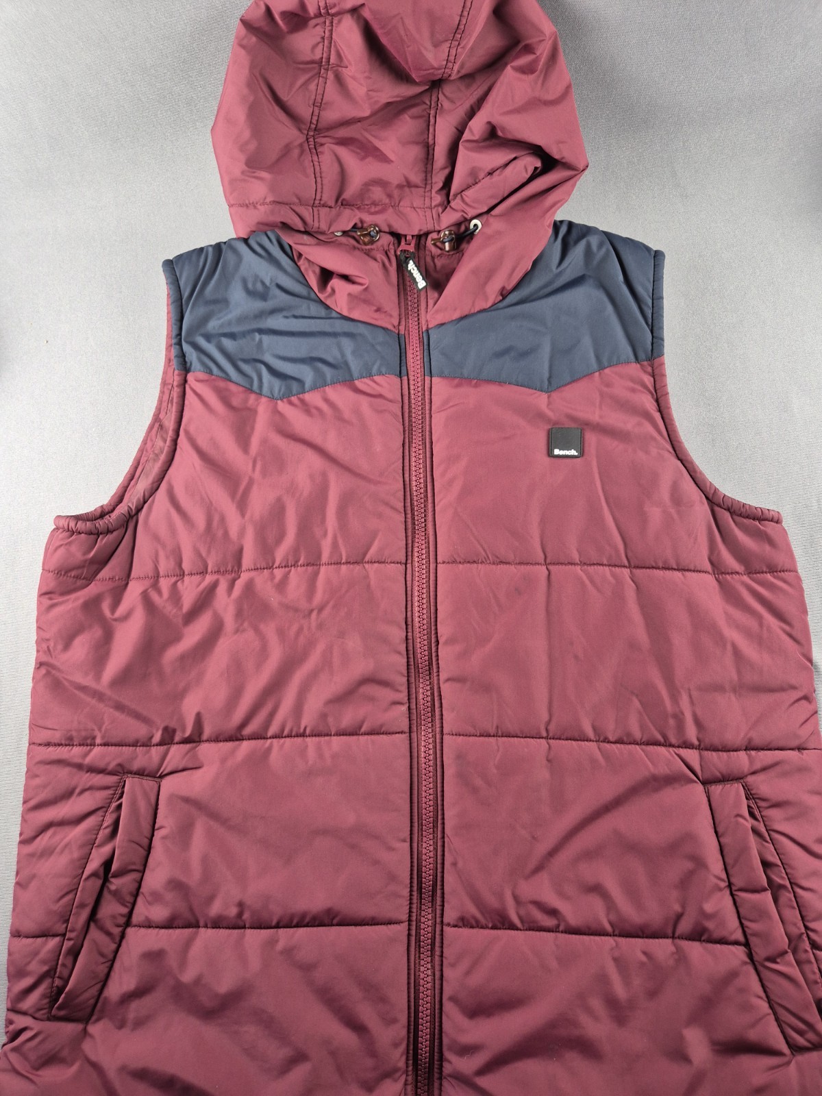 Bench Burgundy & Navy Hooded Padded Gilet Bodywarmer XL Mens Winter Zip Vest