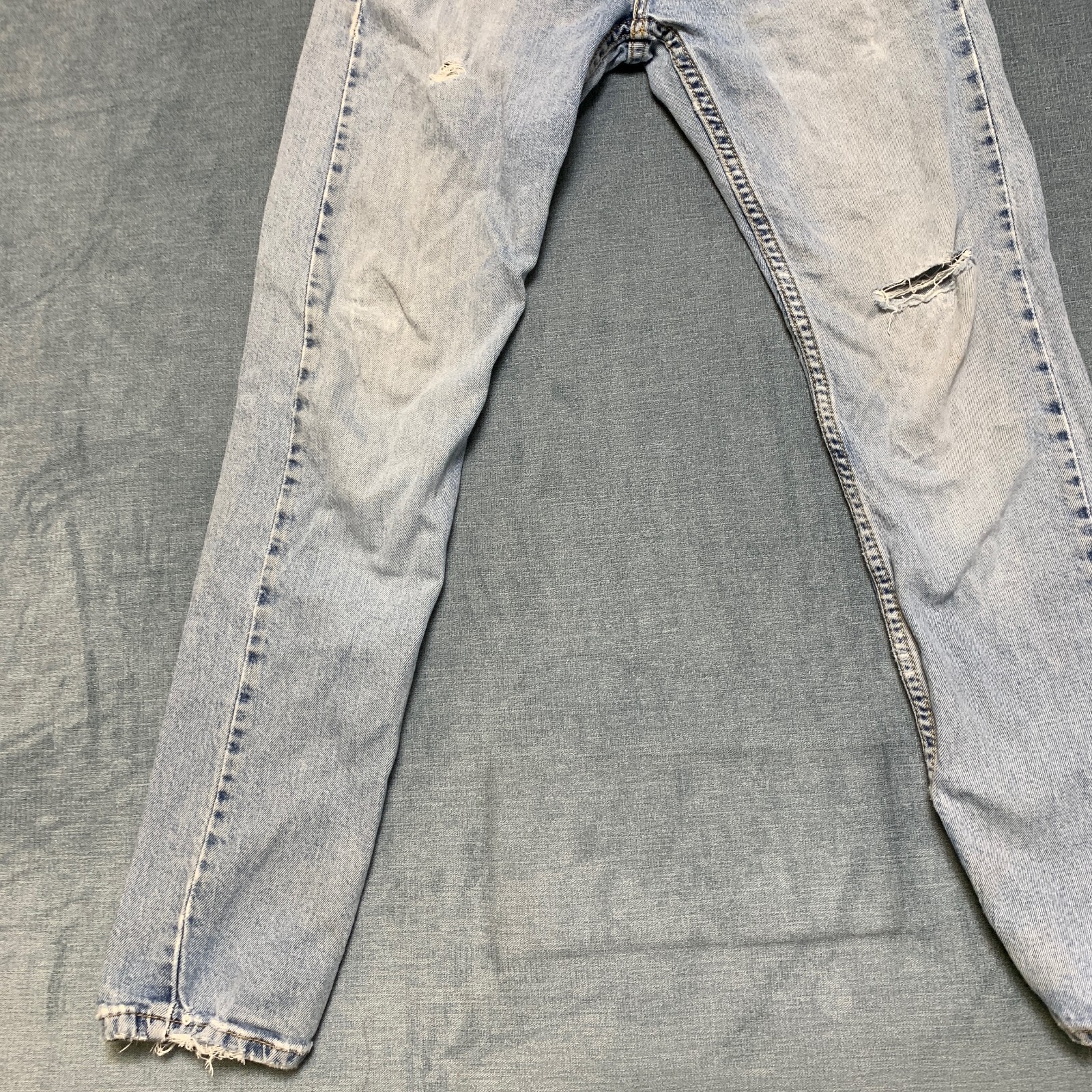 Levi’s 512 Slim Taper Fit Jeans Mens 28×30 Blue Denim Light Wash Distressed