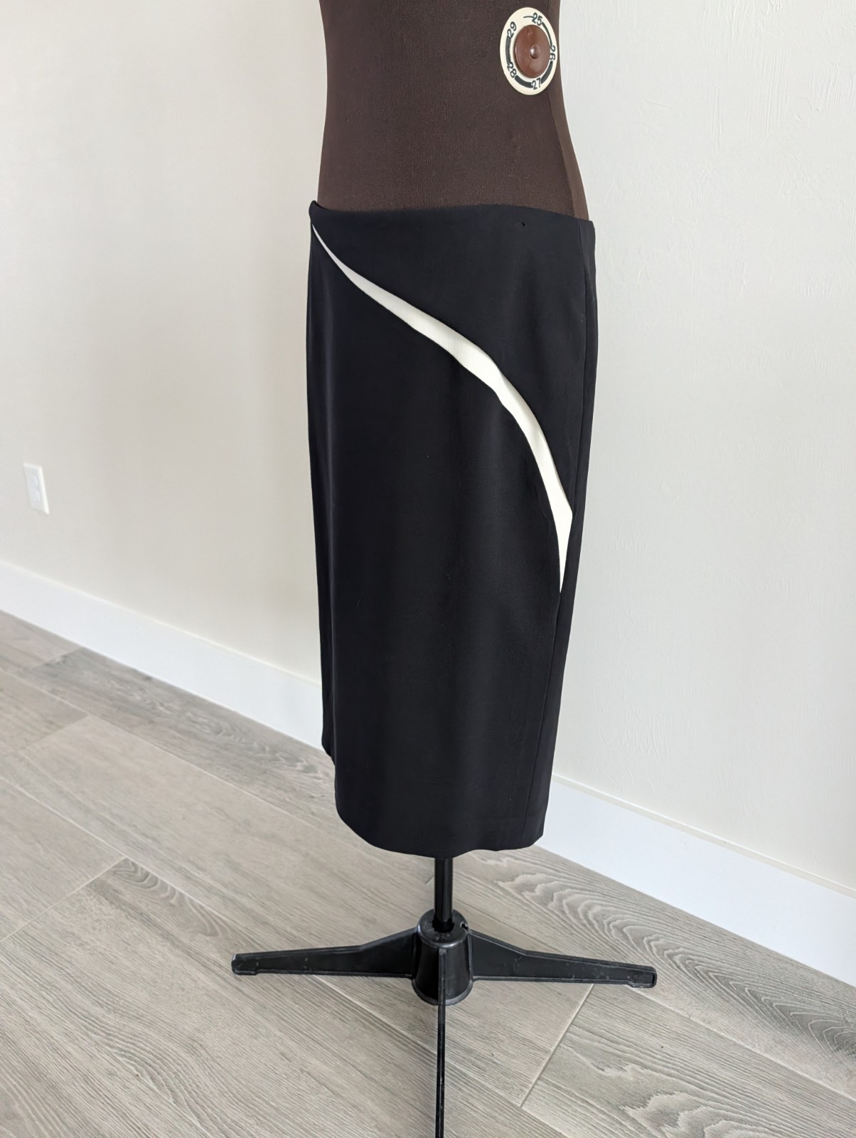 $650 Escada wool black and white straight midi skirt 40 10 L