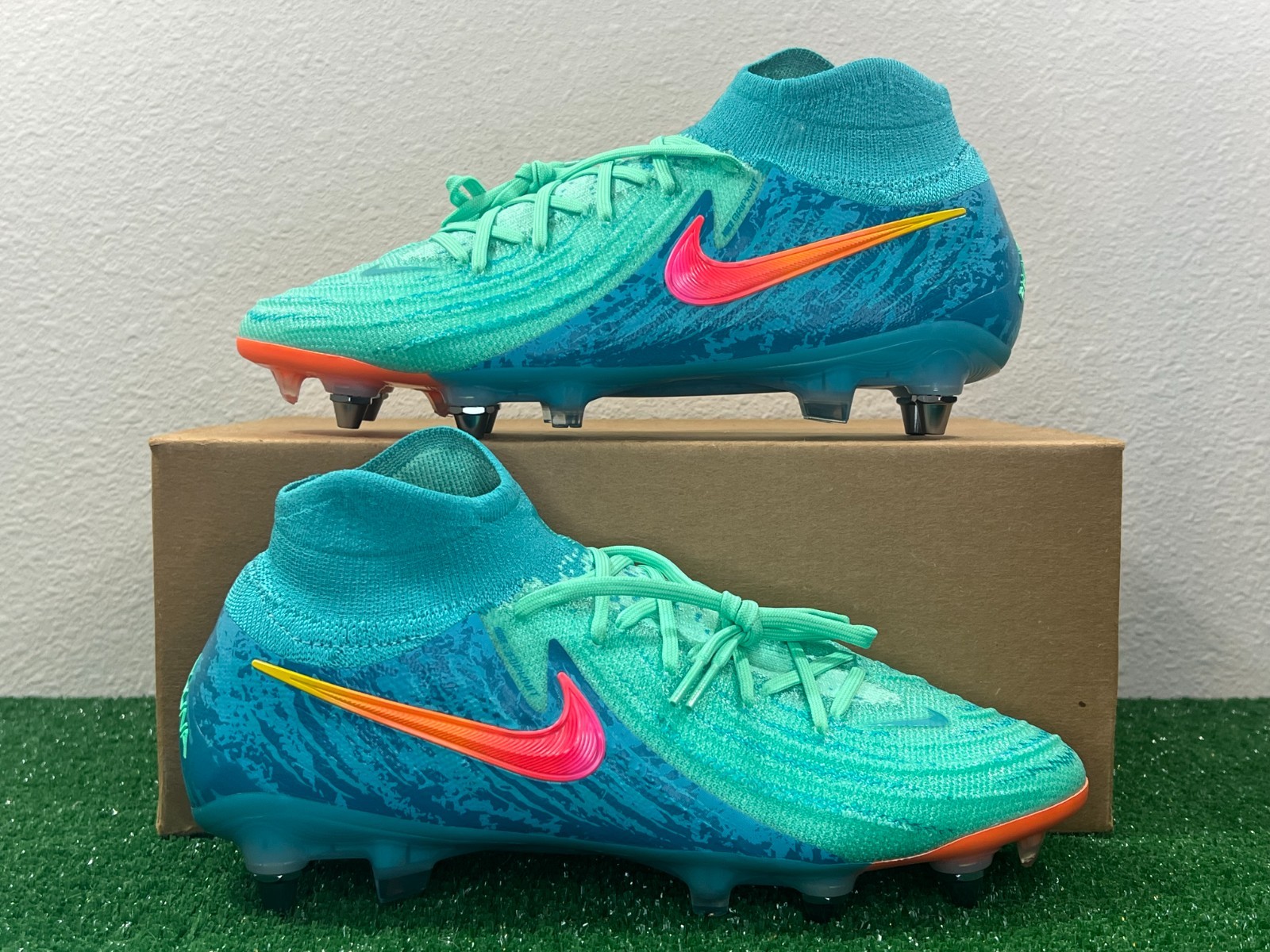 8.5 Men/10 Women- Nike Phantom Luna 2 Elite LV8 SG-Pro Vortex Pack Soccer Cleats