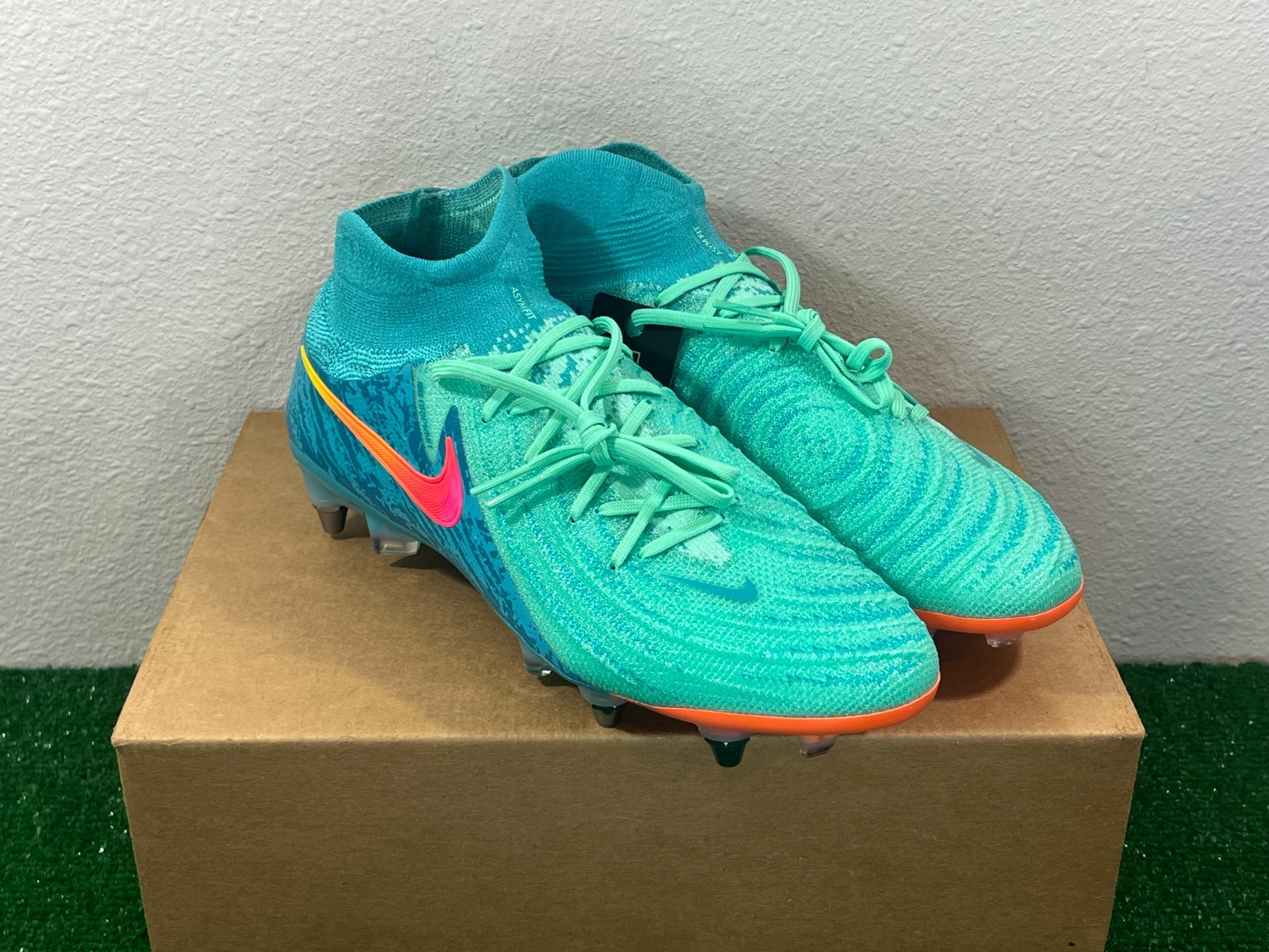8.5 Men/10 Women- Nike Phantom Luna 2 Elite LV8 SG-Pro Vortex Pack Soccer Cleats