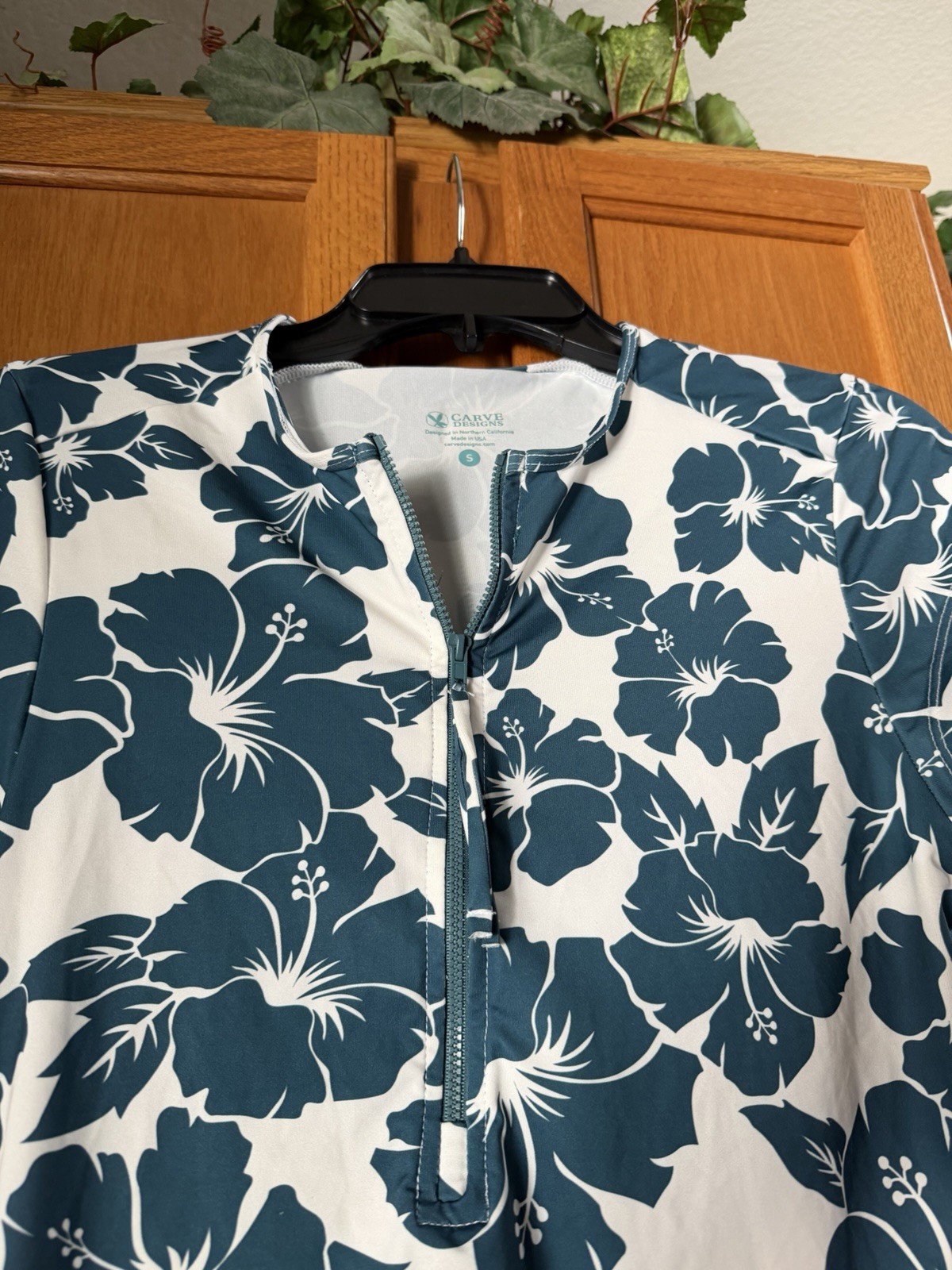 Carve Designs Dawson Rashguard Top Small Teal Hibiscus Ruched Sides 1/2 Zip NWOT