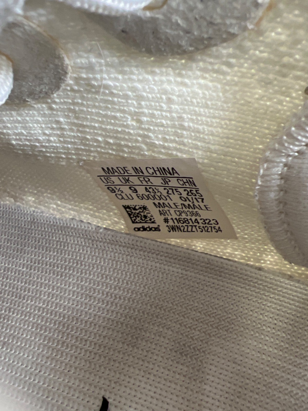 adidas Yeezy Men’s White/Cream Boost 350 V2 Lace Up Sneakers – 9.5